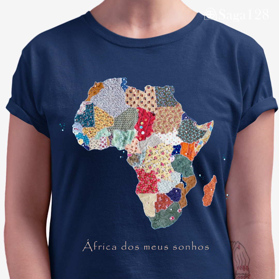 Mulher com camiseta feminina premium cristã na cor azul com estampa fotográfica de mapa da África em quilt e frase “África dos meus sonhos” - corte feminino