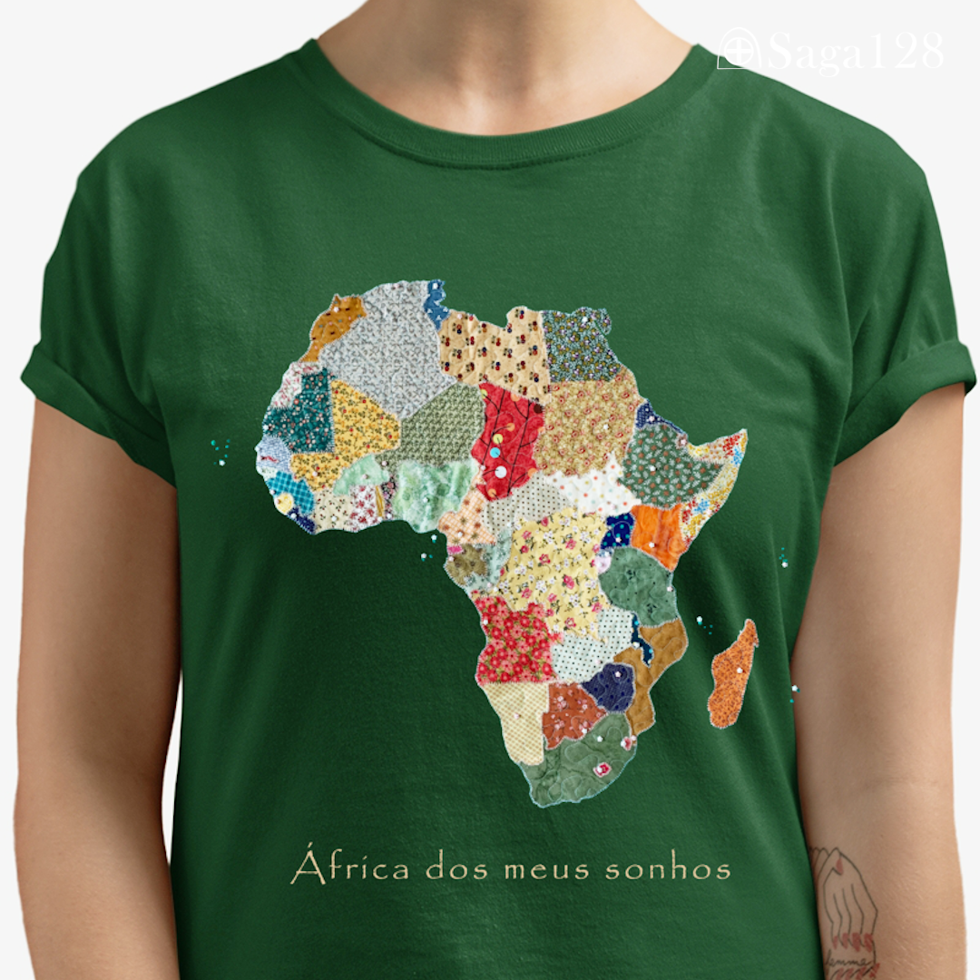 Mulher com camiseta feminina premium cristã na cor verde com estampa fotográfica de mapa da África em quilt e frase “África dos meus sonhos”