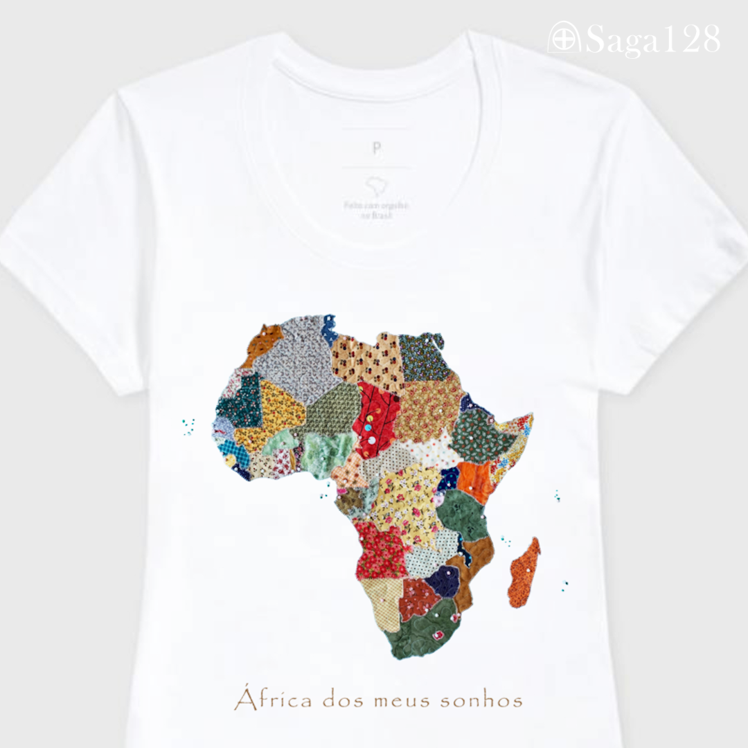 Camiseta feminina premium cristã na cor branca com estampa fotográfica de mapa da África em quilt e frase “África dos meus sonhos” - corte feminino