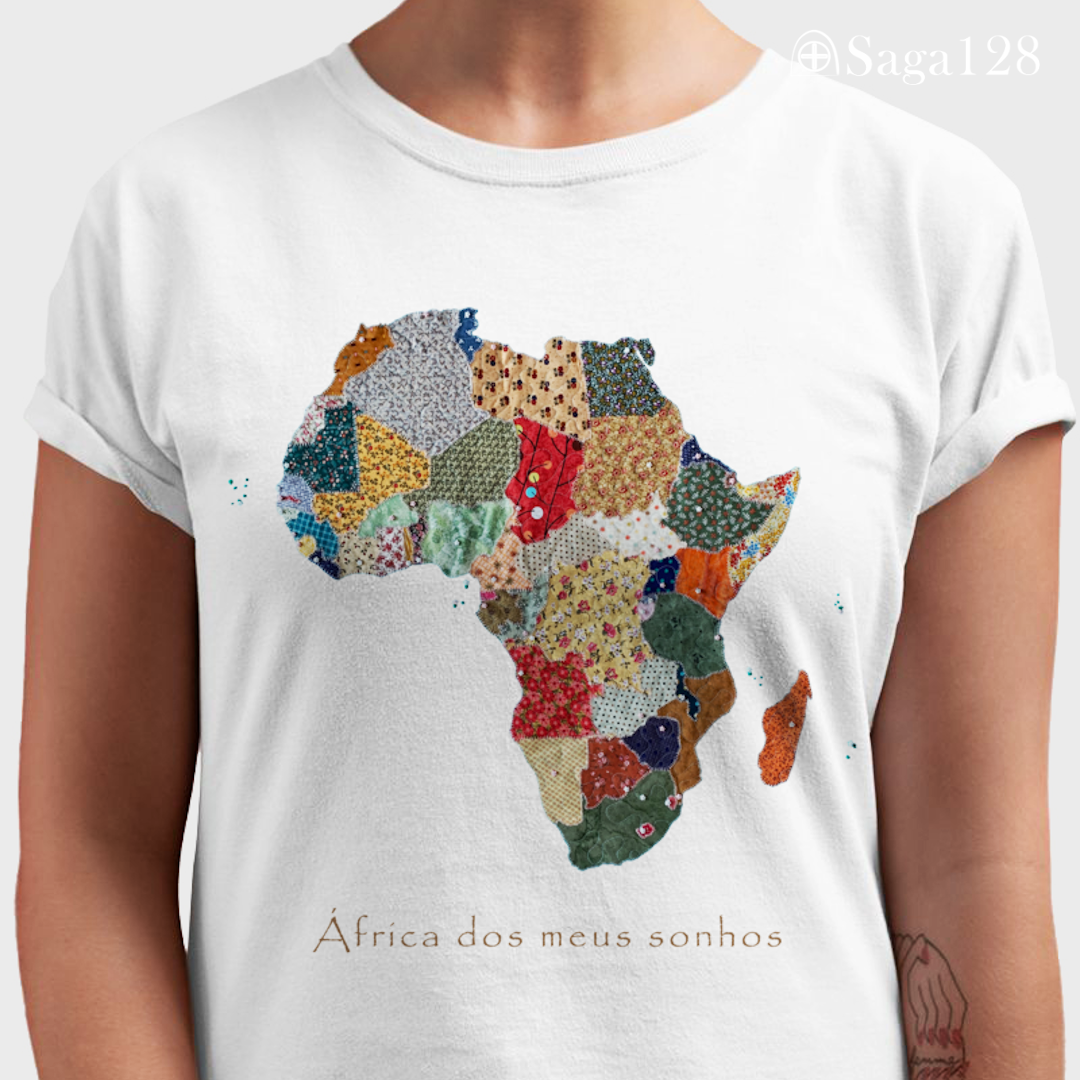 Mulher com camiseta feminina premium cristã na cor branca com estampa fotográfica de mapa da África em quilt e frase “África dos meus sonhos”