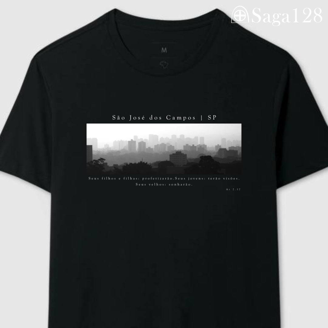 Camiseta cristã preta Atos 2.17 com estampa autoral em P&B sobre São José dos Campos | Linha Premium