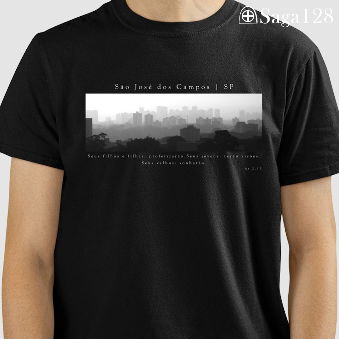 Homem com camiseta cristã preta Atos 2.17 com estampa autoral em P&B sobre São José dos Campos | Linha Premium