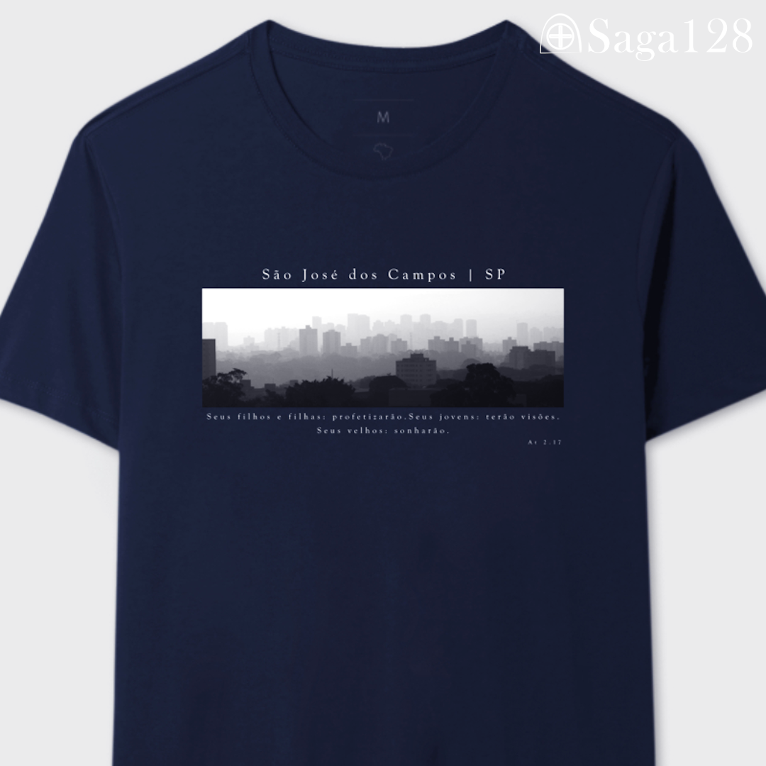 Camiseta cristã azul Atos 2.17 com estampa autoral em P&B sobre São José dos Campos | Linha Premium
