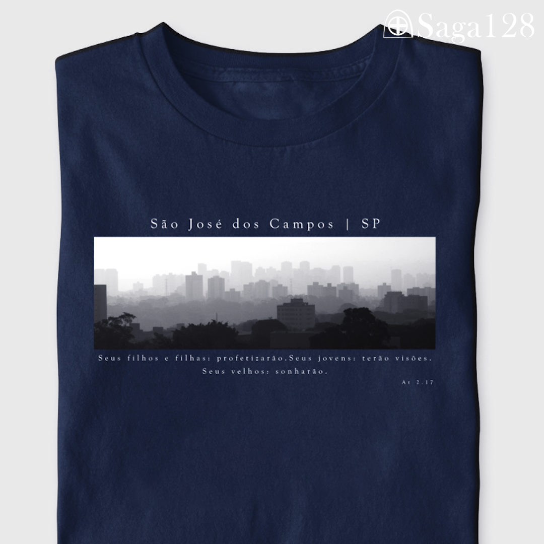 Camiseta cristã azul Atos 2.17 com estampa autoral em P&B sobre São José dos Campos | Linha Premium