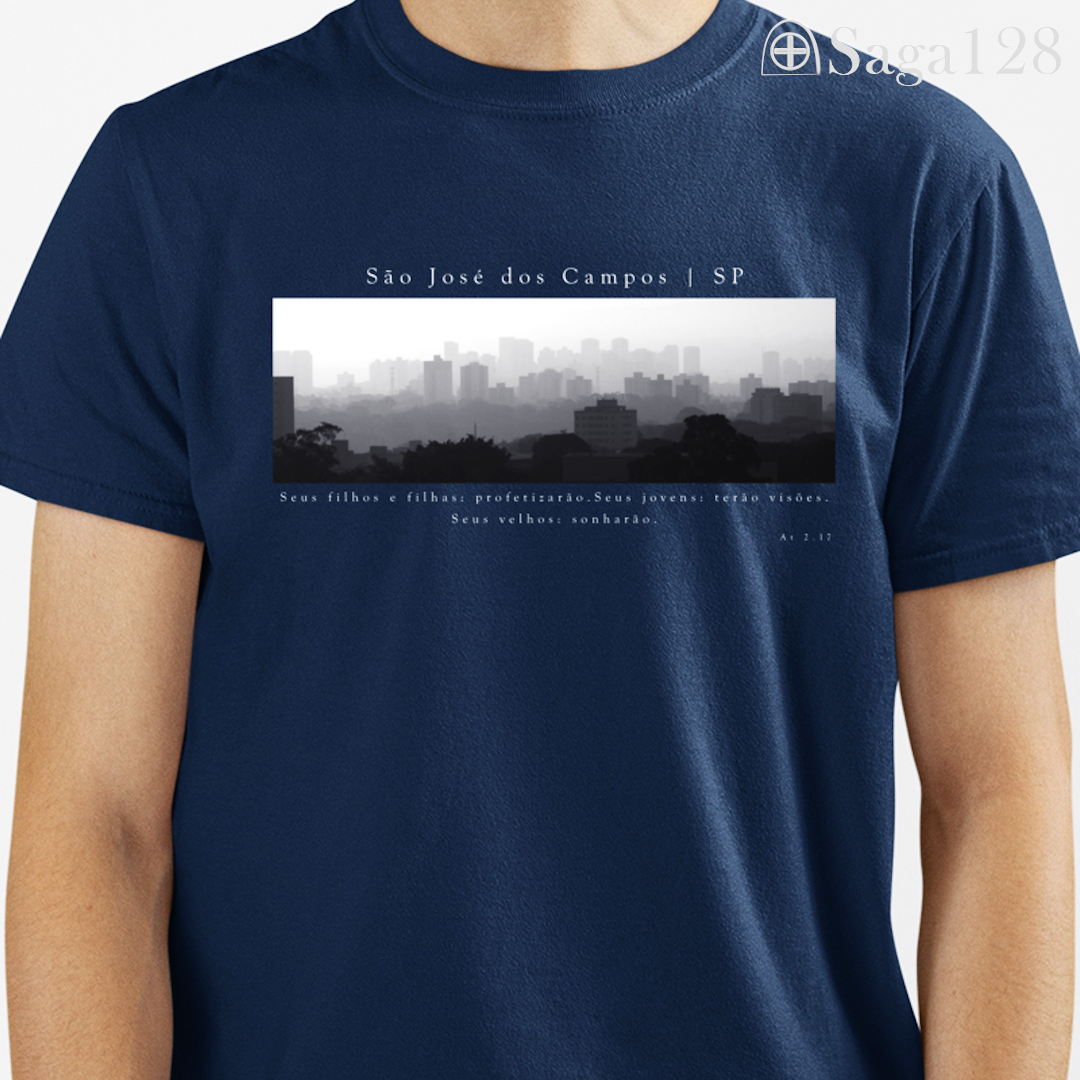 Homem com camiseta cristã azul Atos 2.17 com estampa autoral em P&B sobre São José dos Campos | Linha Premium