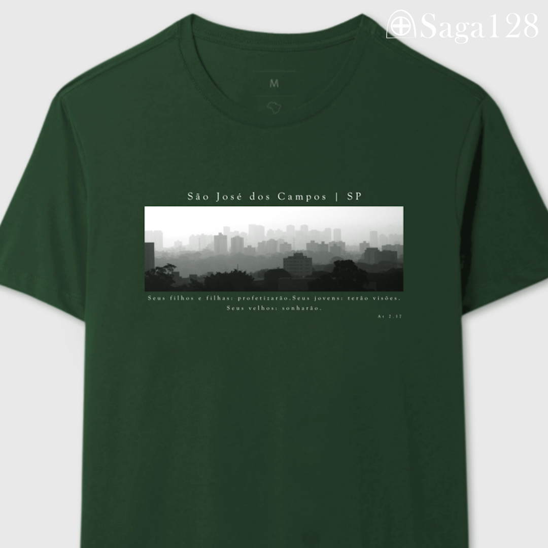 Camiseta cristã verde Atos 2.17 com estampa autoral em P&B sobre São José dos Campos | Linha Premium