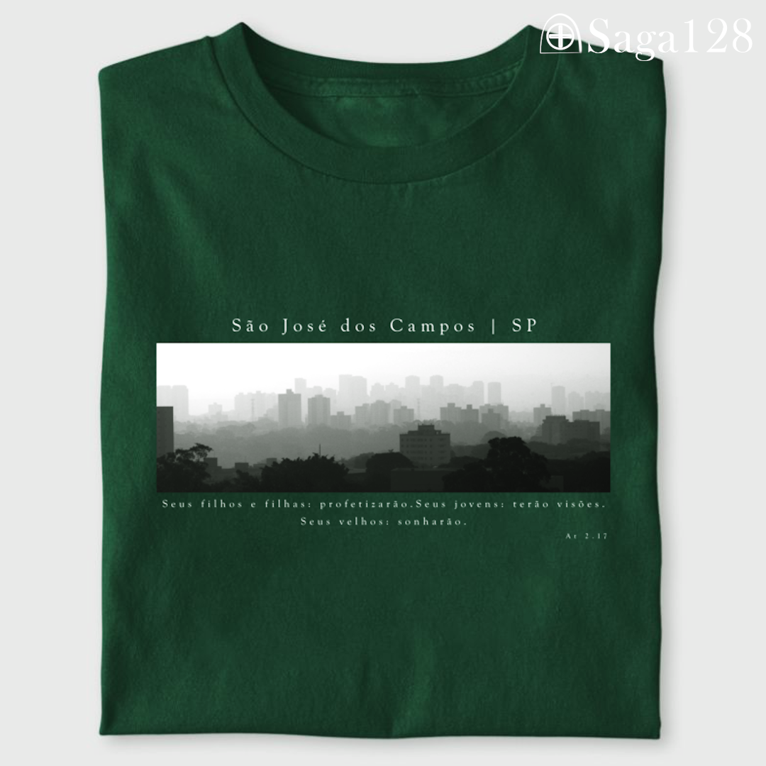 Camiseta cristã verde Atos 2.17 com estampa autoral em P&B sobre São José dos Campos | Linha Premium
