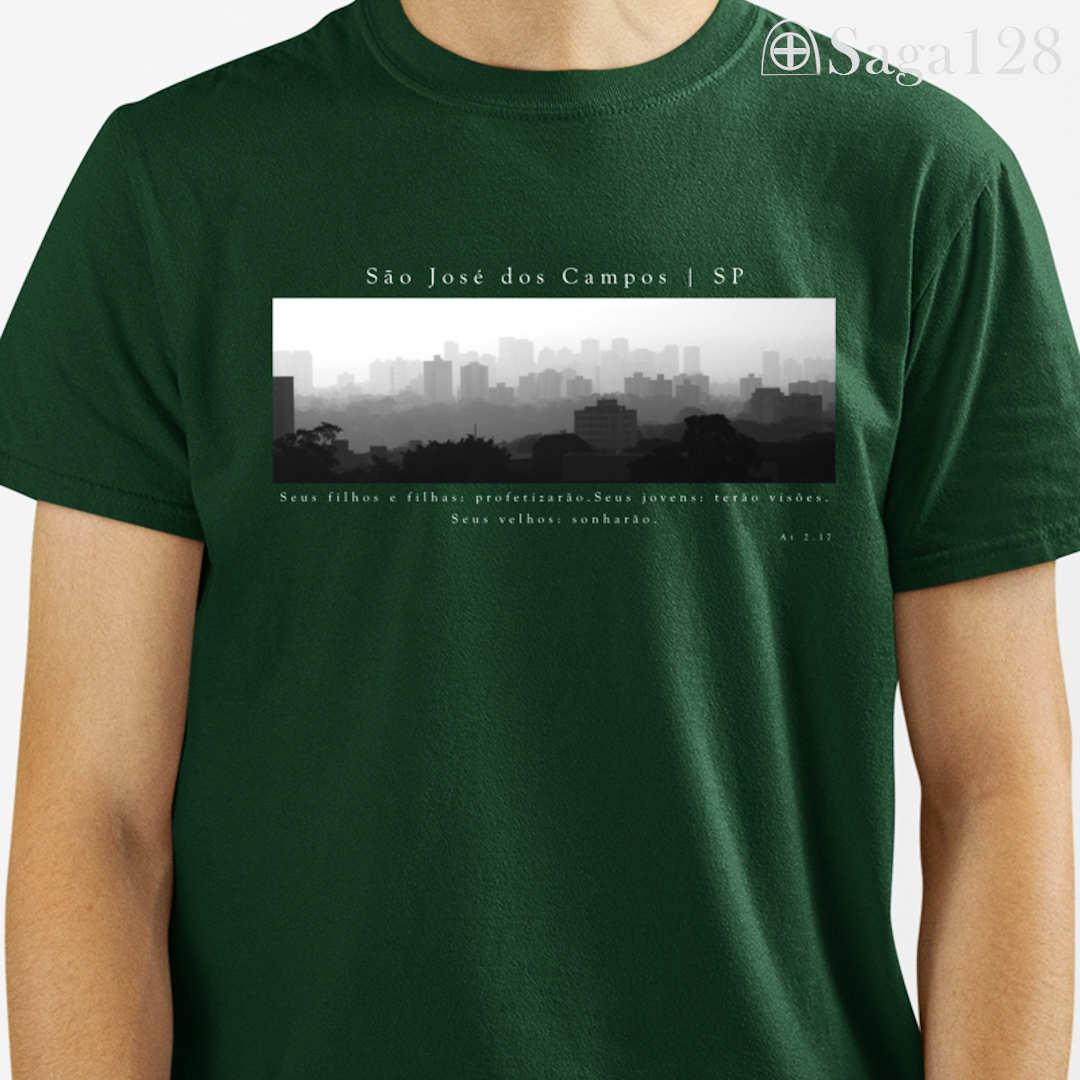 Homem com camiseta cristã verde Atos 2.17 com estampa autoral em P&B sobre São José dos Campos | Linha Premium