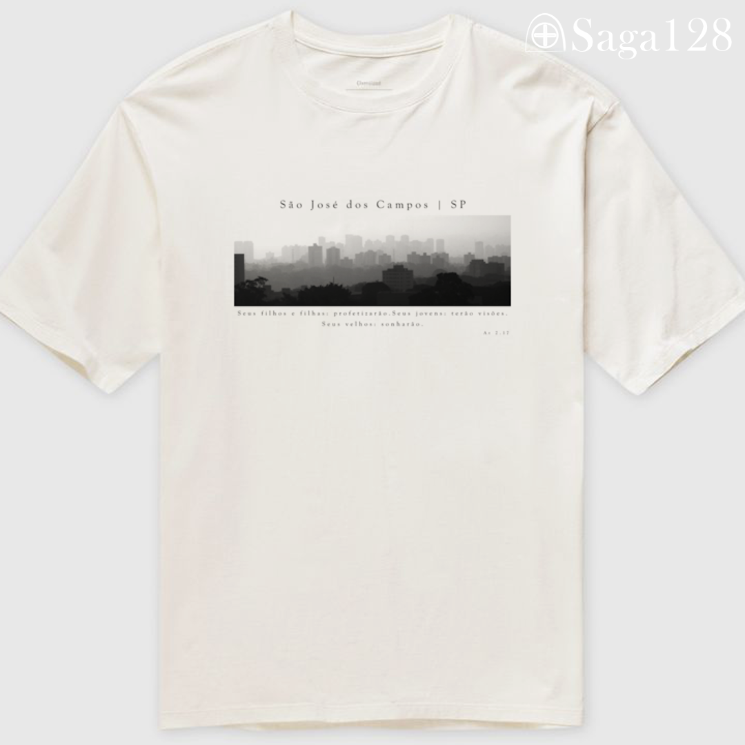 Camiseta oversized branca Atos 2.17 com estampa autoral em P&B sobre São José dos Campos | Algodão Premium
