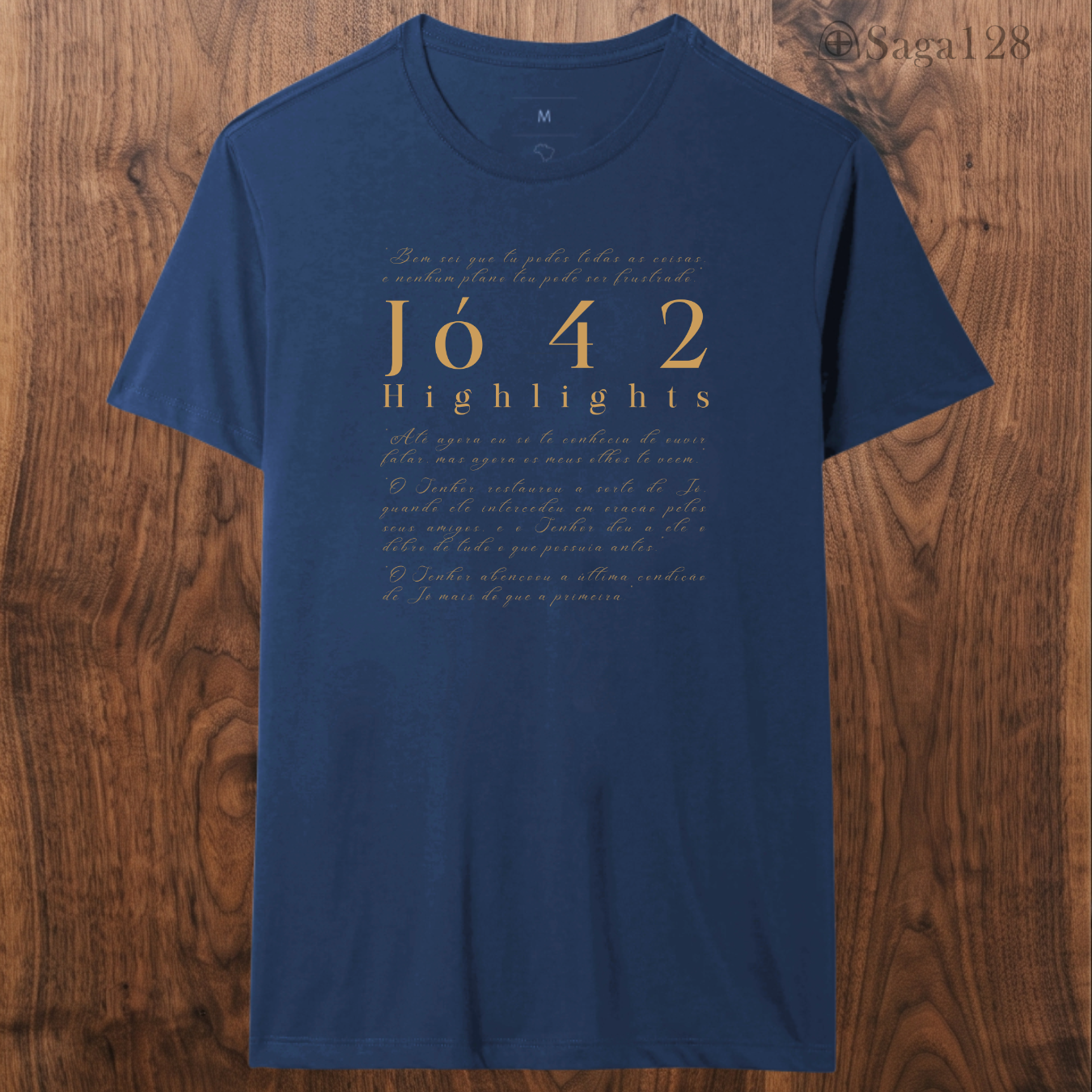 Camiseta cristã azul com estampa textual de Jó 42, visual sóbrio e elegante.
