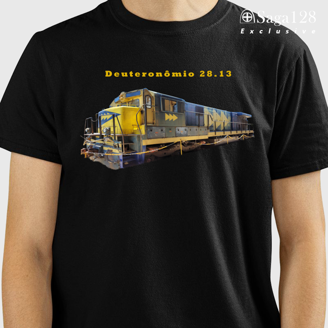 Homem com camiseta Exclusive cristã preta Dt 28.13 em algodão peruano Tanguis com fotografia de locomotiva