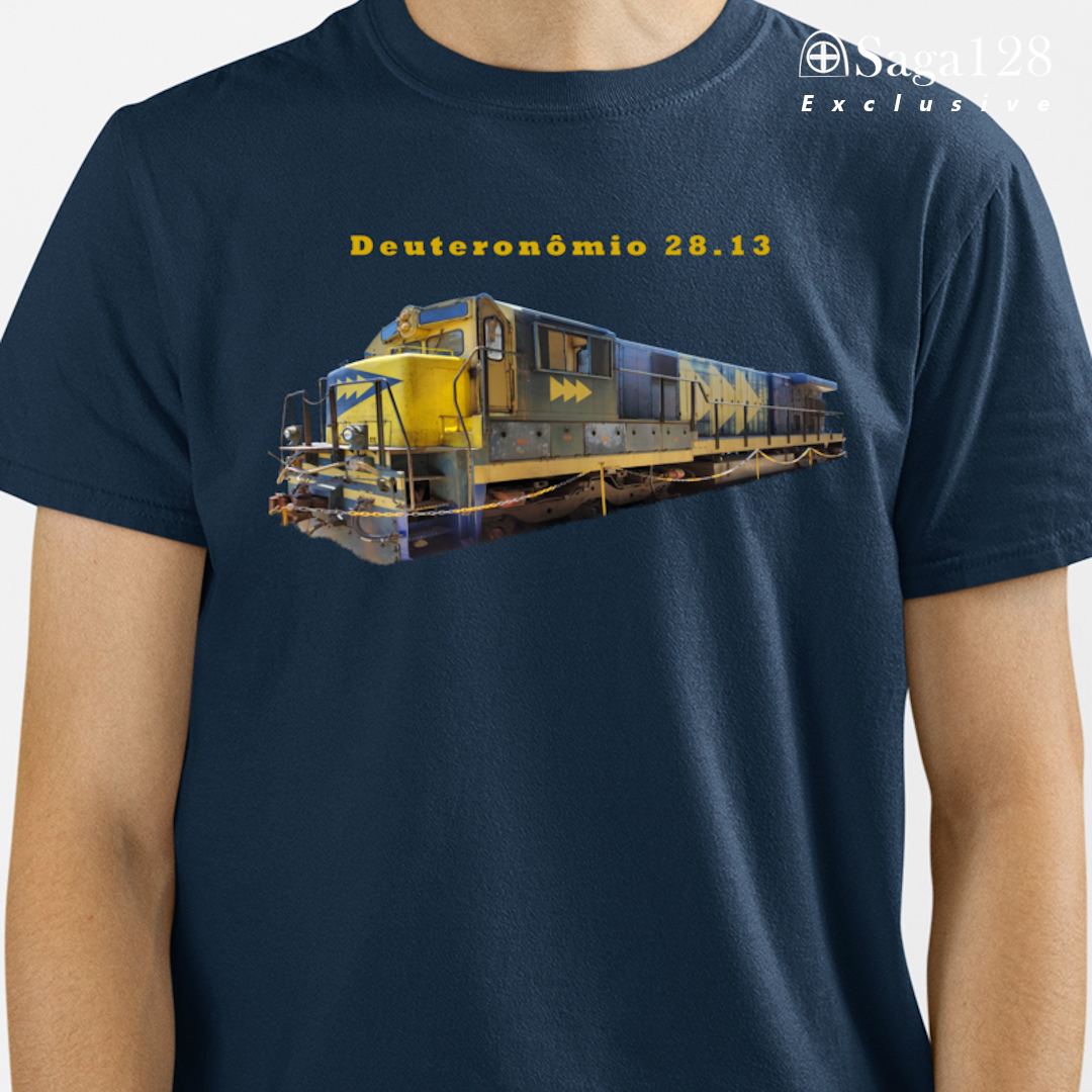 Homem com camiseta Exclusive cristã azul Dt 28.13 em algodão peruano Tanguis com fotografia de locomotiva