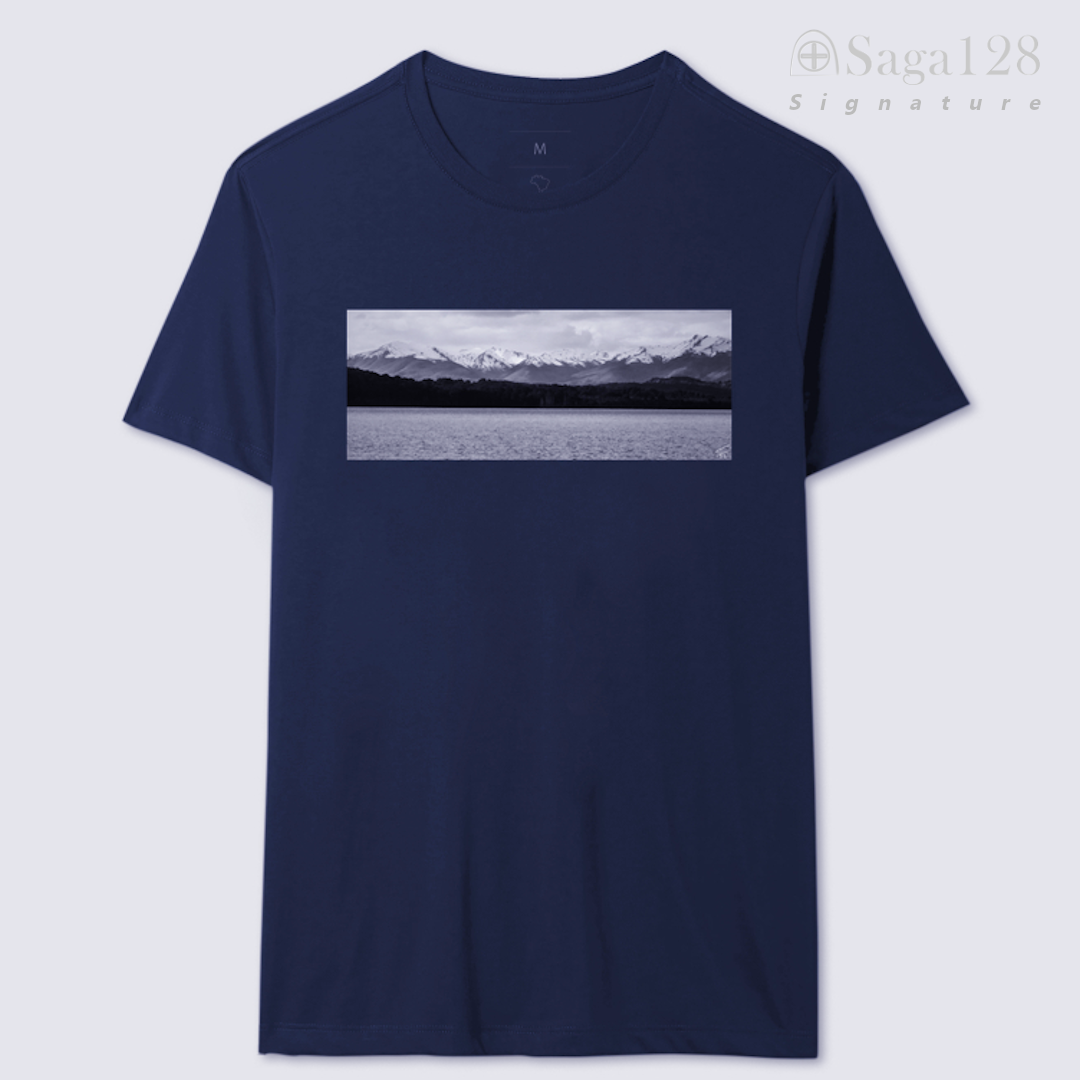 Camiseta masculina azul da linha Signature inteira com estampa fotográfica autoral artística com tema "Fé & Montanhas"