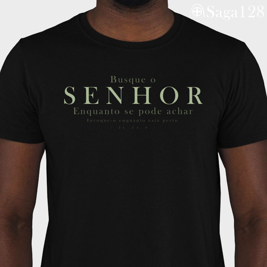 Homem com camiseta cristã com estampa Isaías 55.6 em algodão premium – Visual leve, mensagem bíblica direta.