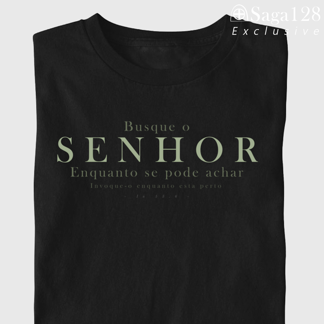 Camiseta cristã Isaías 55.6 em algodão peruano com estampa discreta e acabamento superior.
