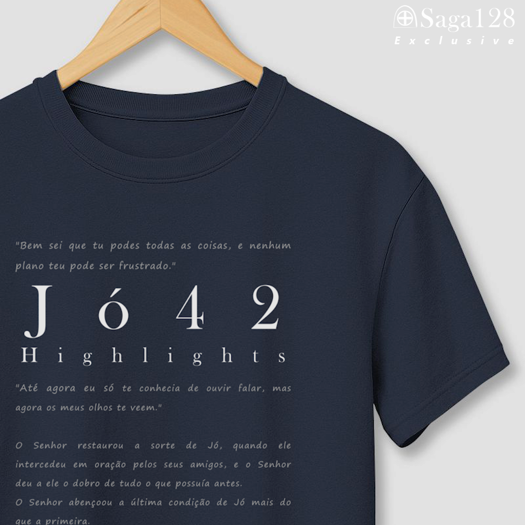 Camiseta cristã azul Jó42 Highlights com versículos bíblicos em design textual elegante – algodão peruano