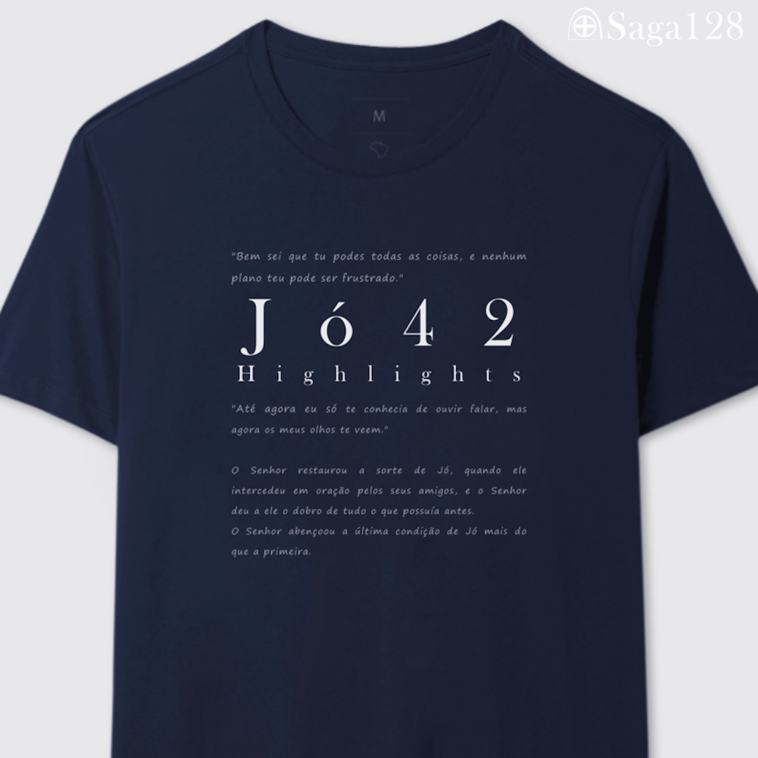 Camiseta cristã azul com estampa textual de Jó 42, visual sóbrio e elegante