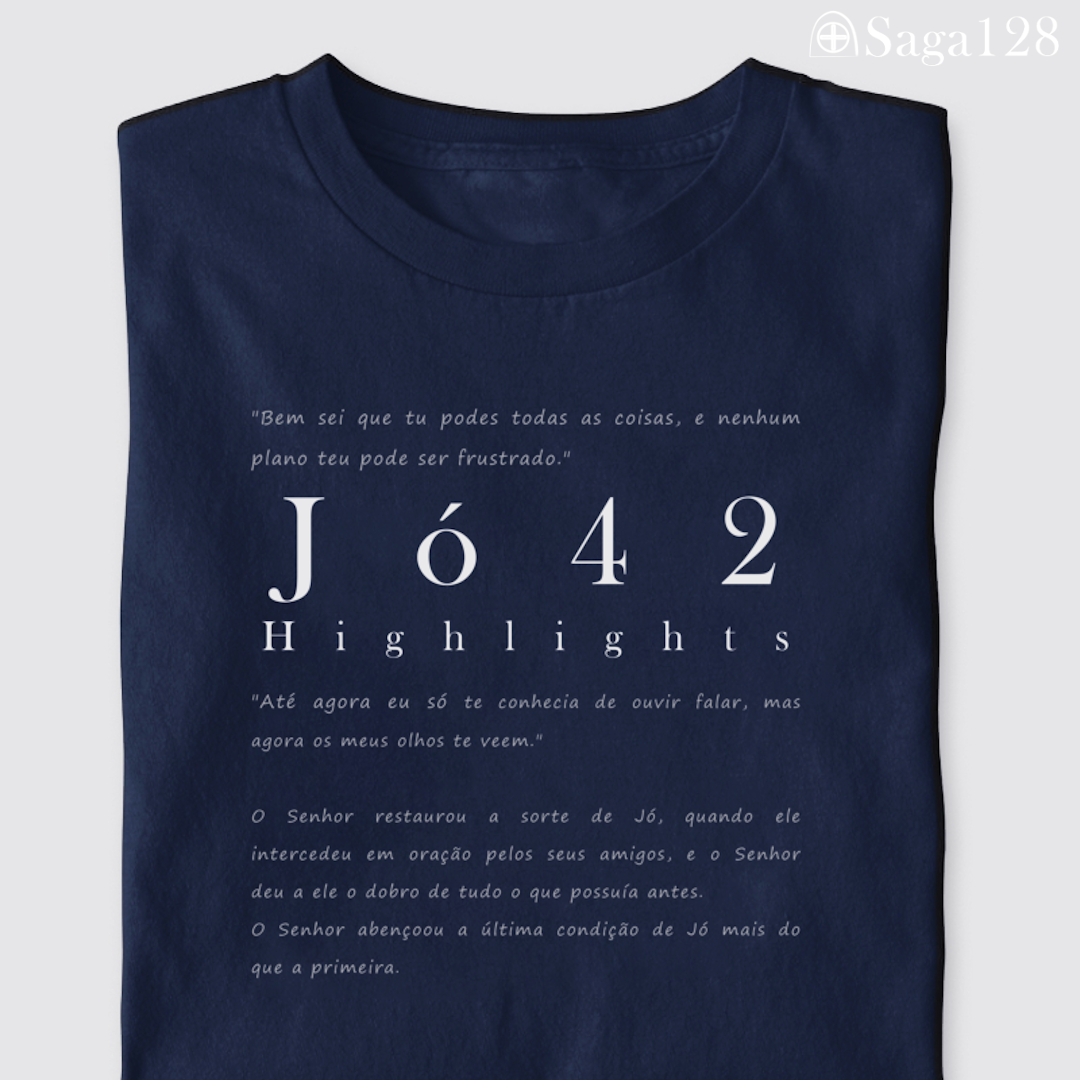 Camiseta cristã azul dobrada com estampa textual de Jó 42, visual sóbrio e elegante
