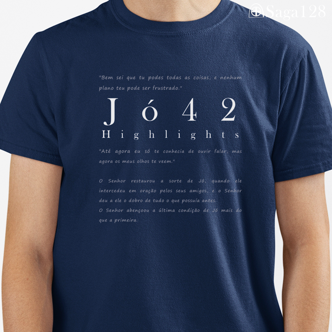 Homem com camiseta cristã azul com estampa textual de Jó 42, visual sóbrio e elegante
