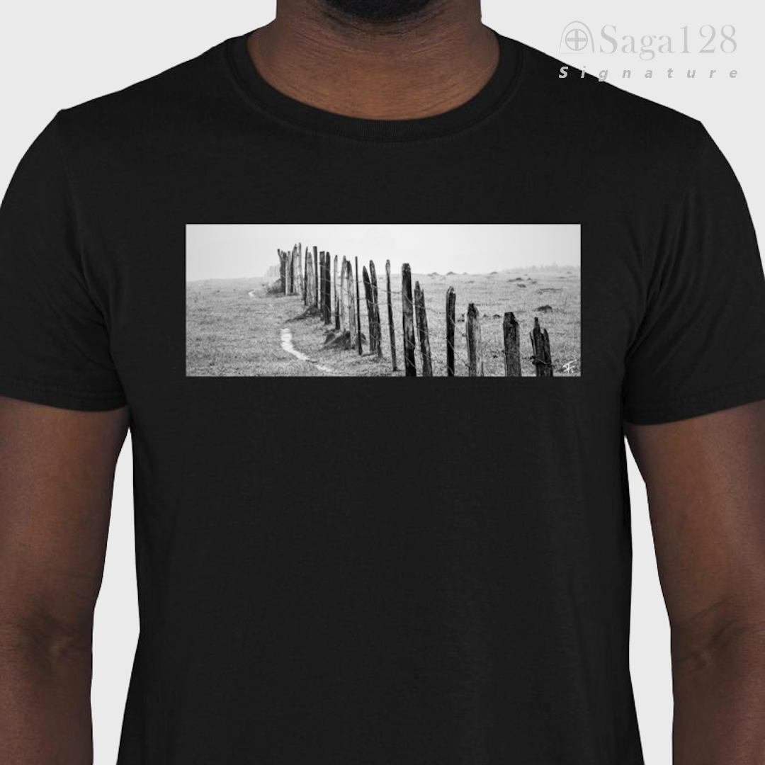 Homem com camiseta masculina preta da linha Signature com estampa fotográfica autoral artística com tema "Limites"