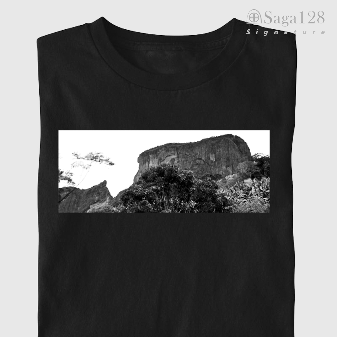 Camiseta masculina preta da linha Signature dobrada com estampa fotográfica autoral artística com tema de superação "Pedra do Baú"