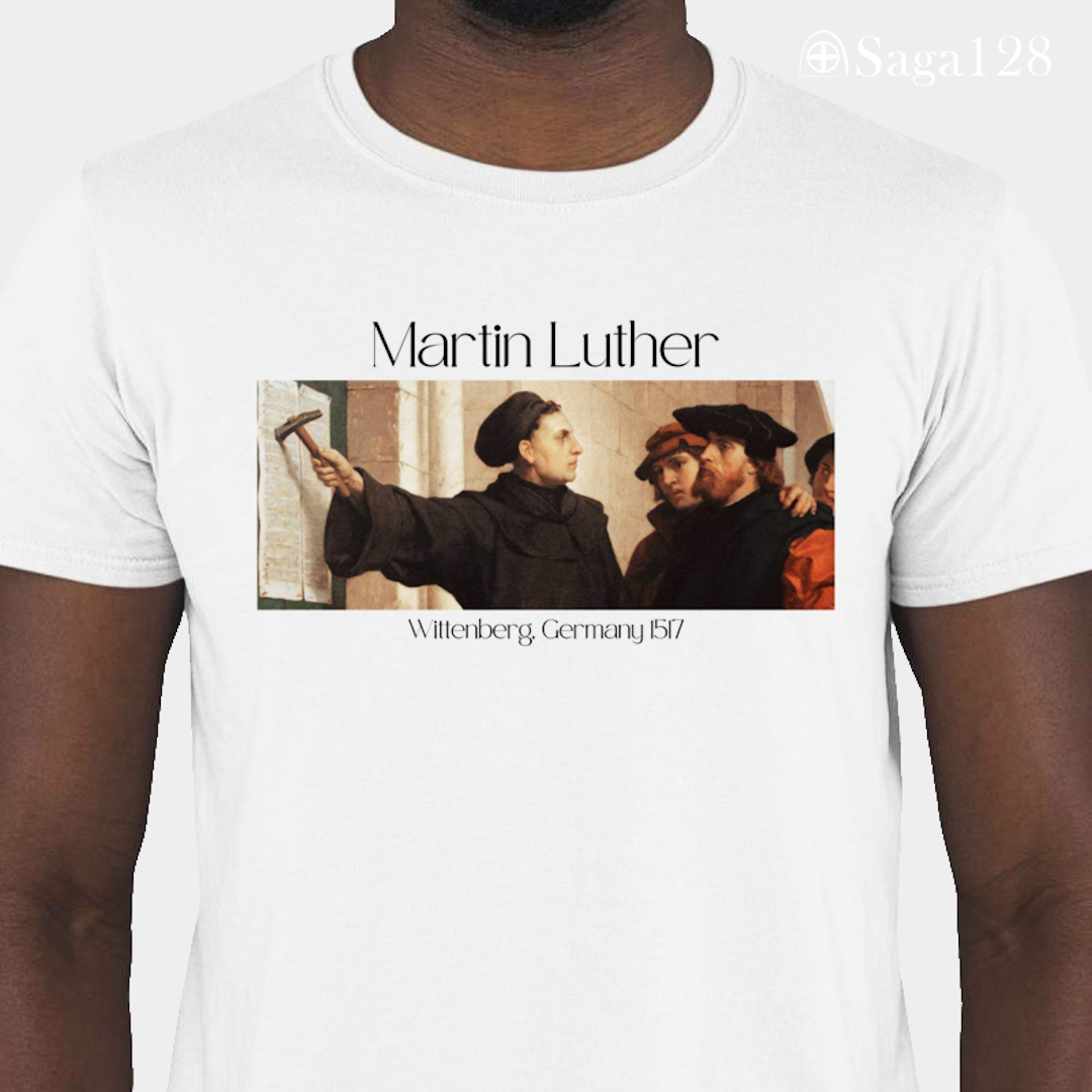 Homem com camiseta branca Reforma Martinho Lutero (Martin Luther) – Estampa inspirada na Reforma Protestante