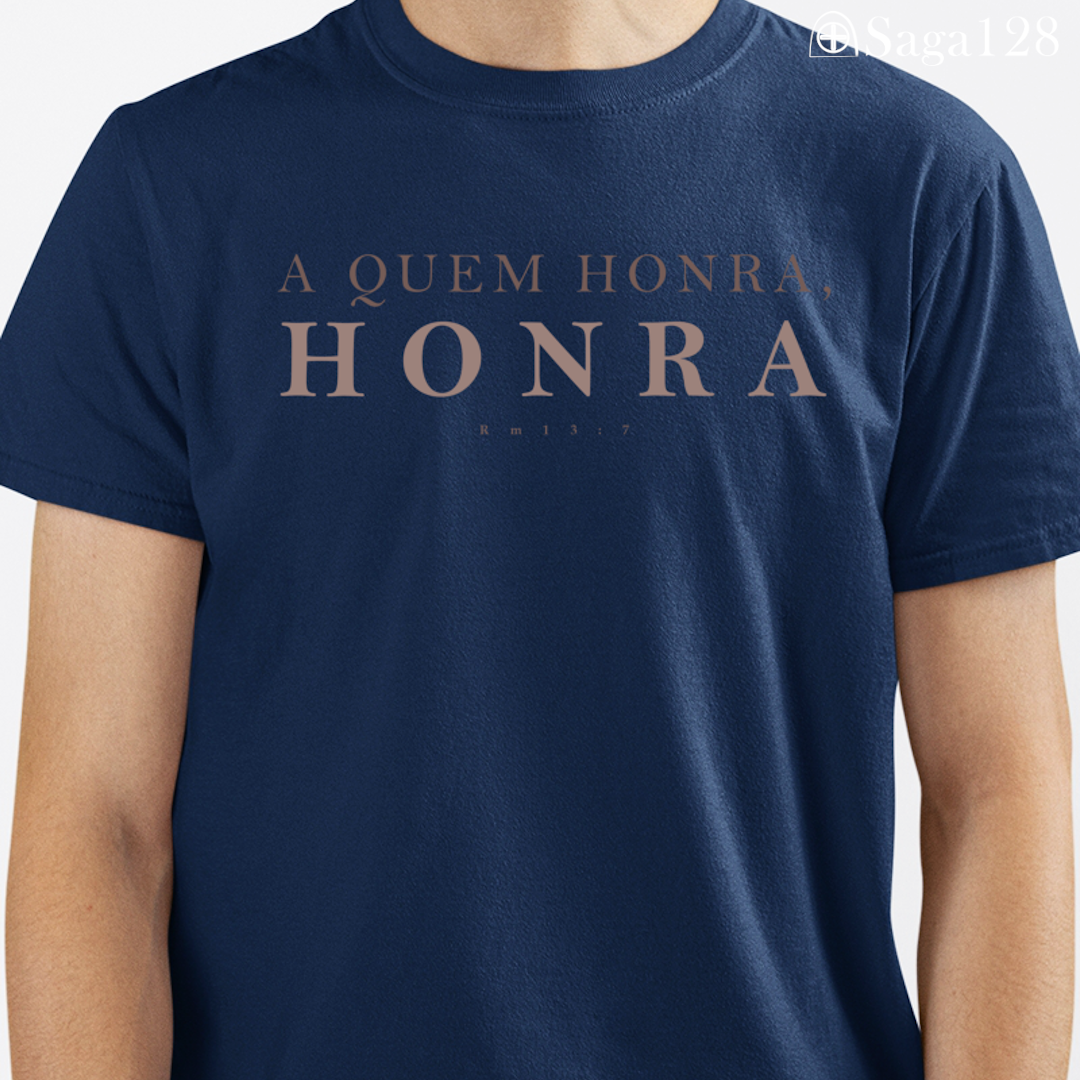 Homem cristão usando camiseta de algodão premium azul Romanos 13:7