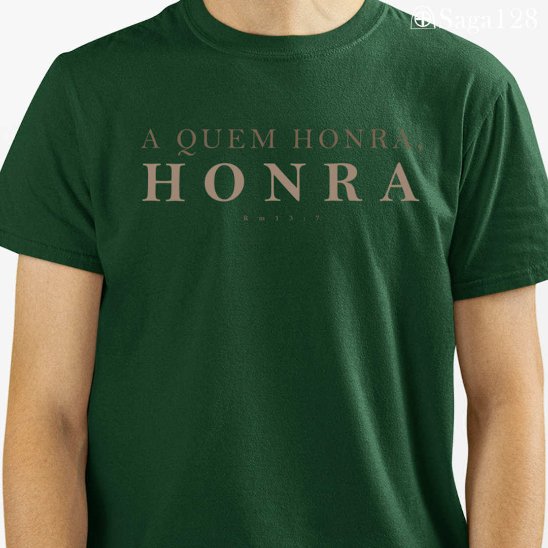 Homem cristão usando camiseta de algodão premium verde Romanos 13:7