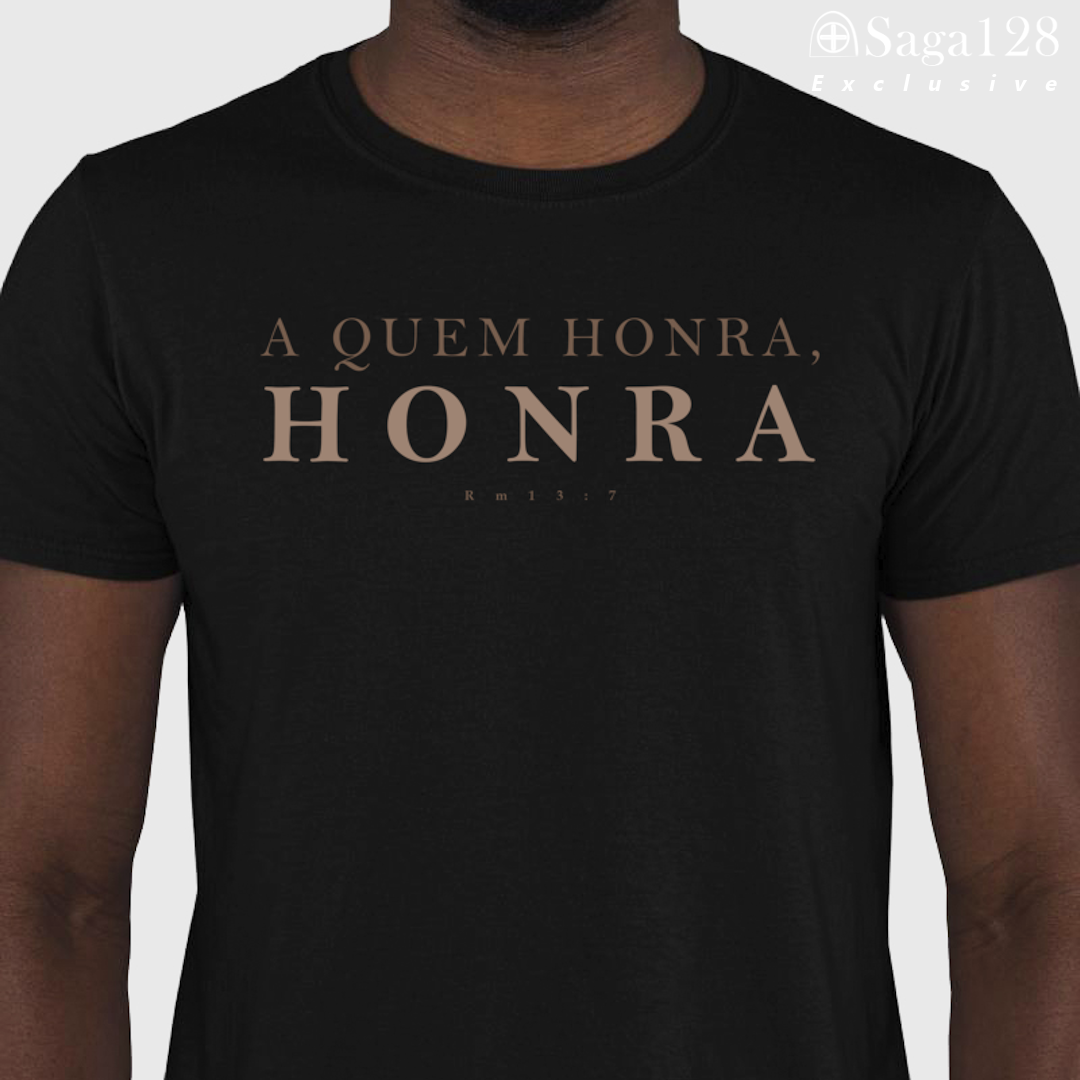 Homem cristão usando camiseta preta de algodão peruano exclusive com estampa bíblica Rm 13:7