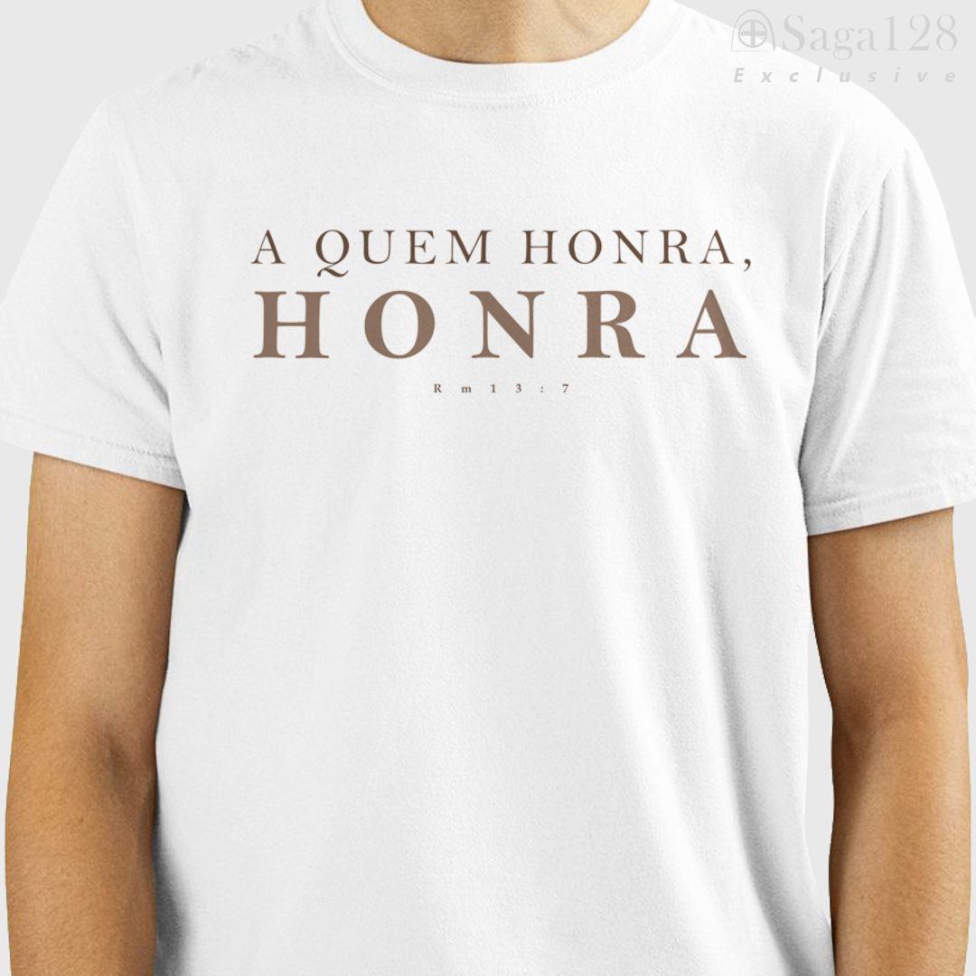 Homem cristão usando camiseta branca de algodão peruano exclusive com estampa bíblica Rm 13:7