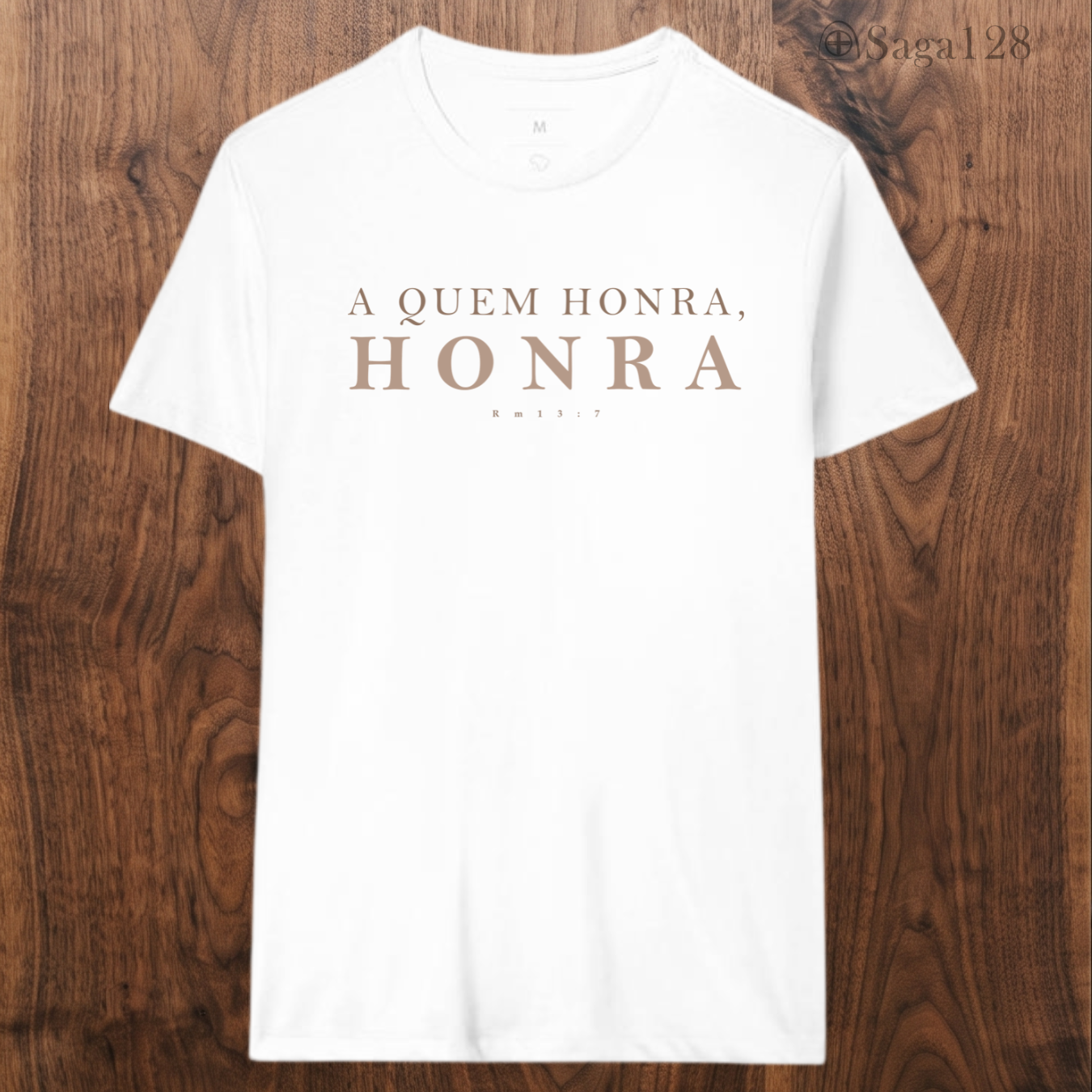 Camiseta branca da Saga128 com tema de Romanos 13:7.