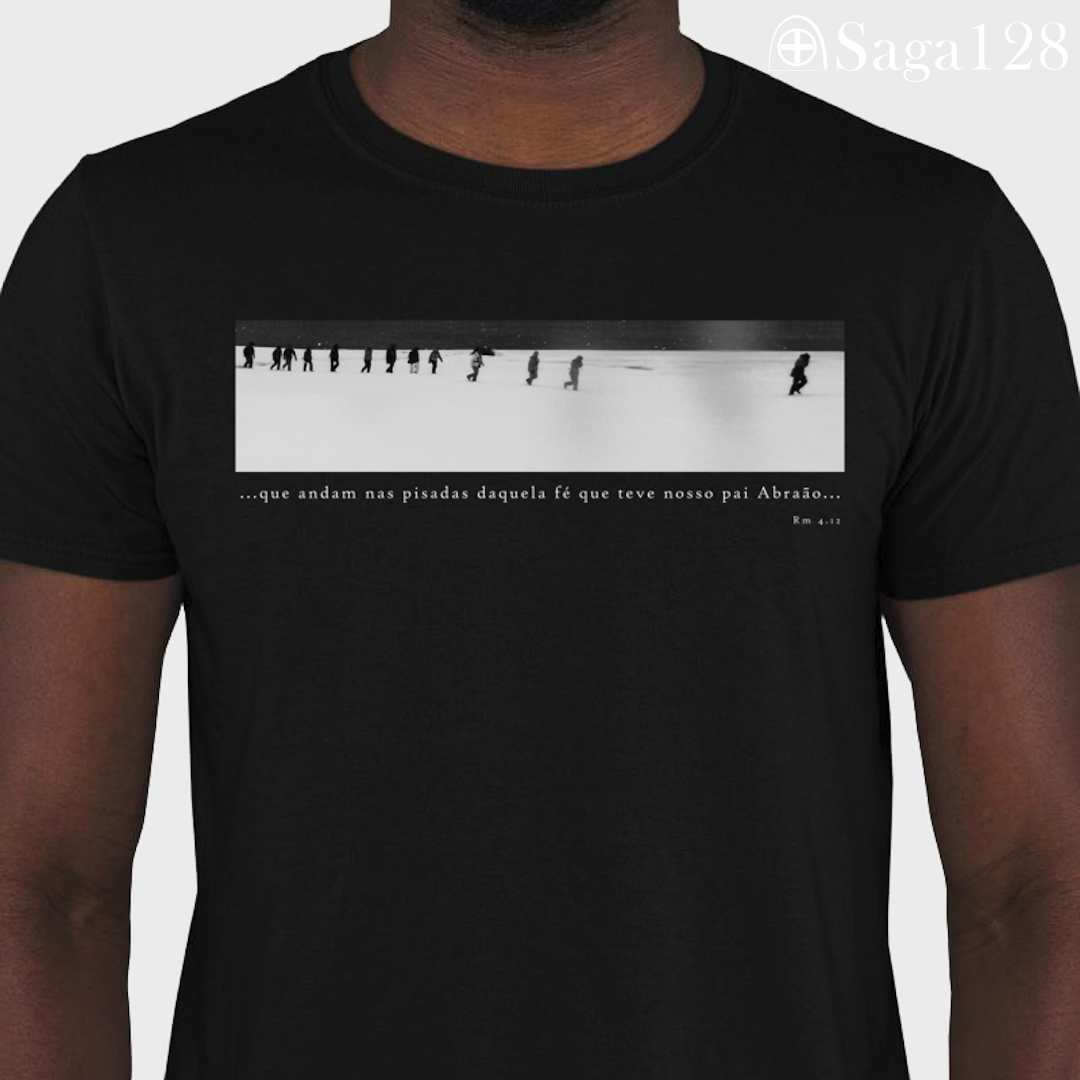 Homem com camiseta cristã Romanos 4.12 com estampa em preto e branco sobre fé, liderança e coragem | Linha Premium