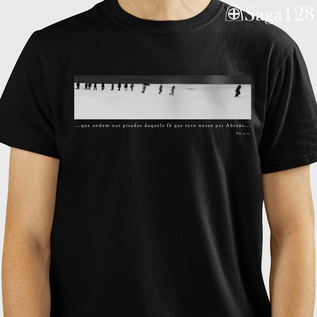 Homem com camiseta cristã Romanos 4.12 com estampa em preto e branco sobre fé, liderança e coragem | Linha Premium