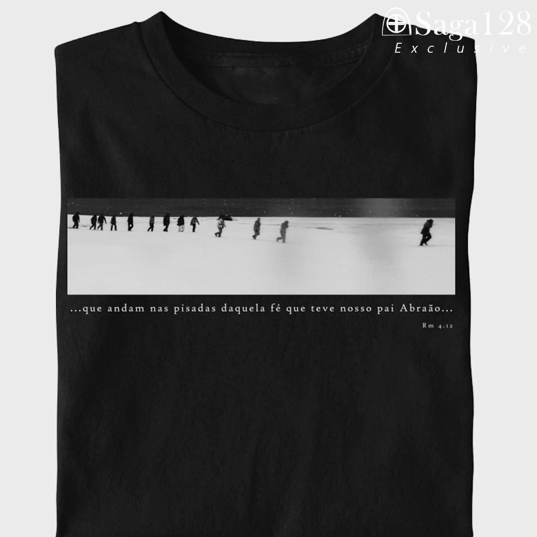 Camiseta cristã Romanos 4.12 com estampa black&white sobre fé, coragem e direção | Linha Exclusive