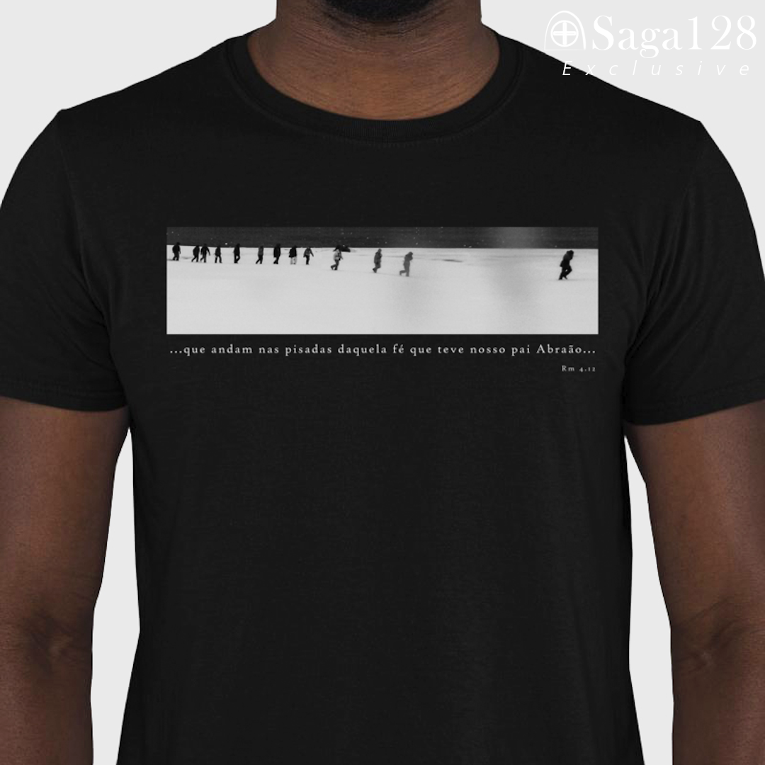 Homem com camiseta cristã Romanos 4.12 com estampa black&white sobre fé, coragem e direção | Linha Exclusive