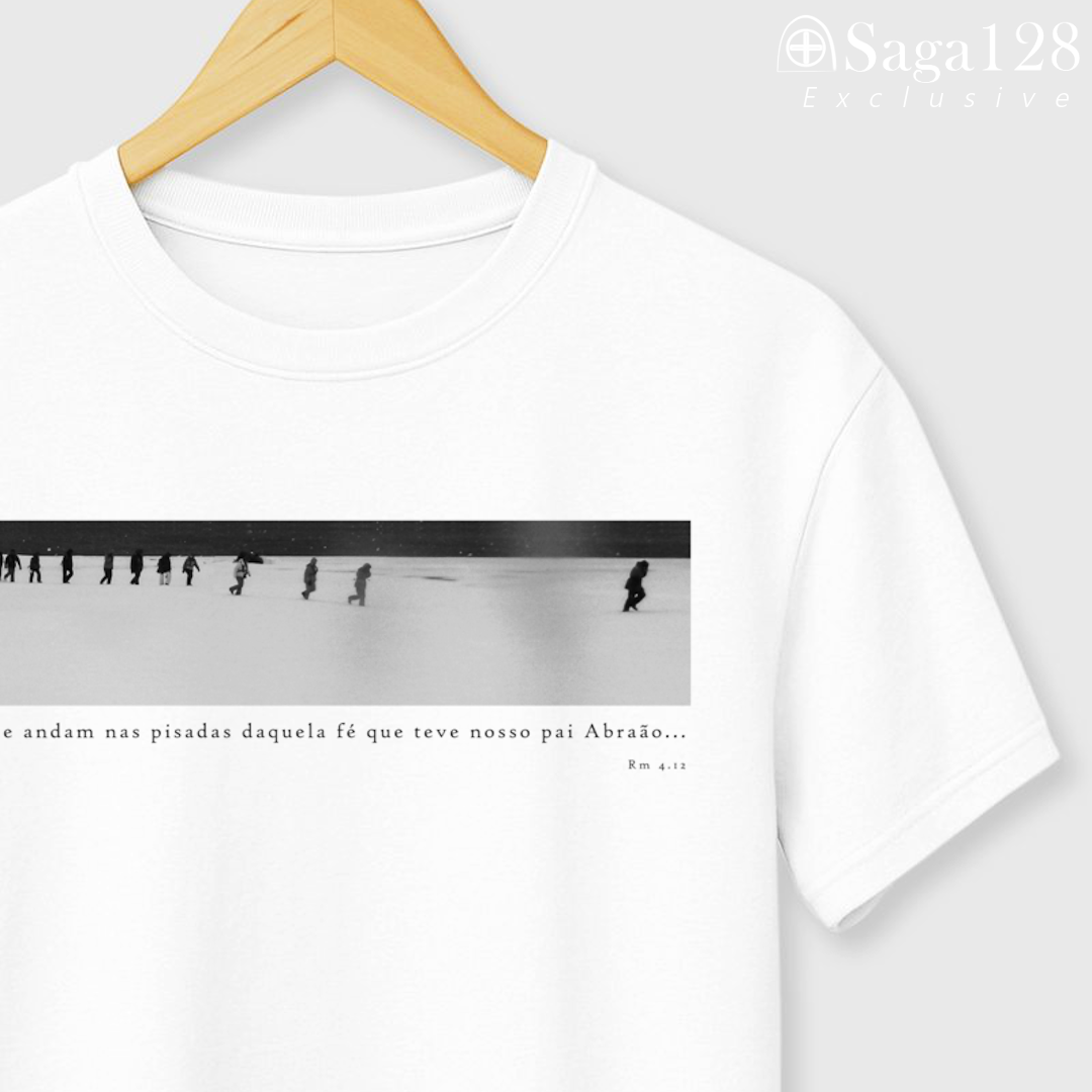 Camiseta cristã Romanos 4.12 branca com estampa black&white sobre fé, coragem e direção | Linha Exclusive