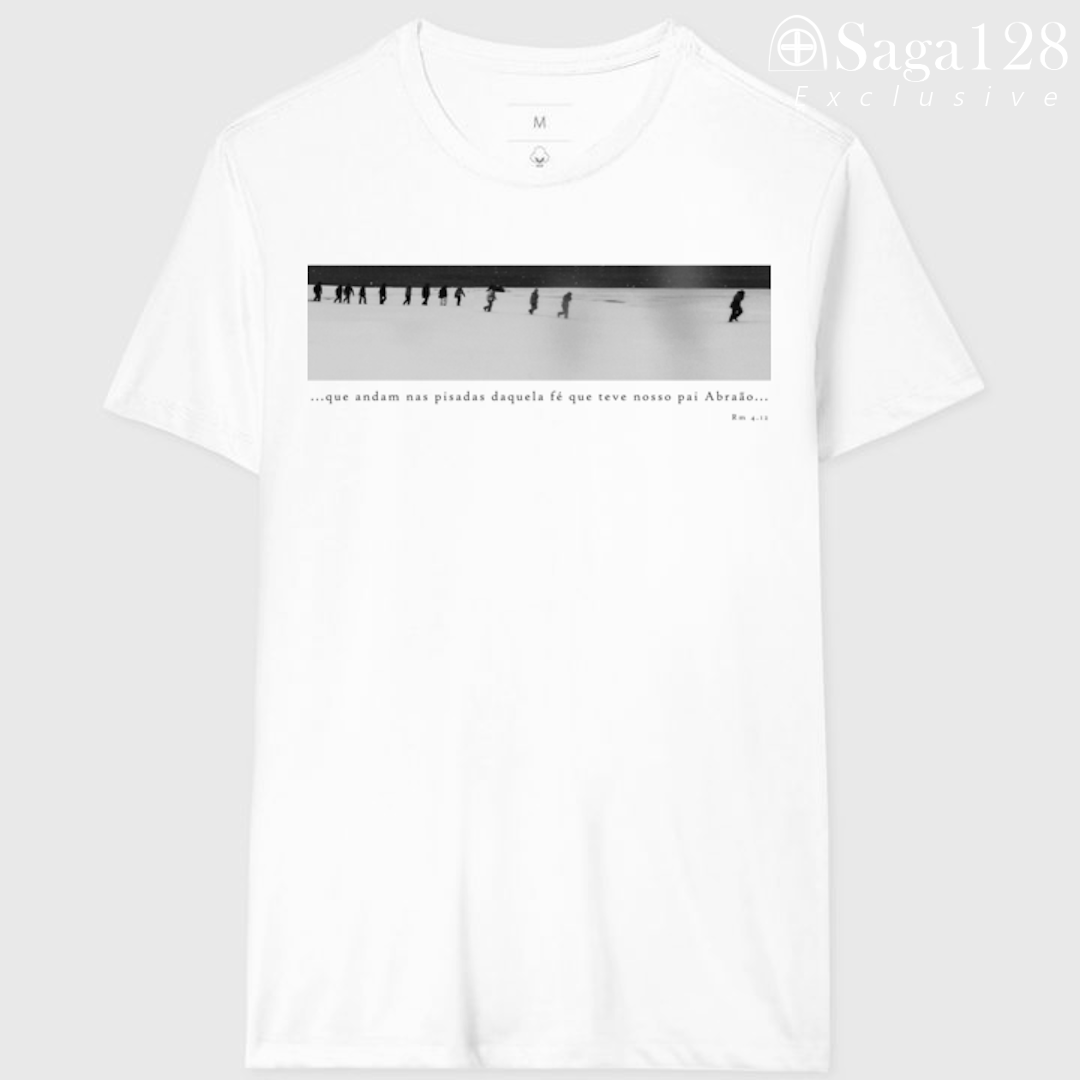 Camiseta cristã Romanos 4.12 branca com estampa black&white sobre fé, coragem e direção | Linha Exclusive
