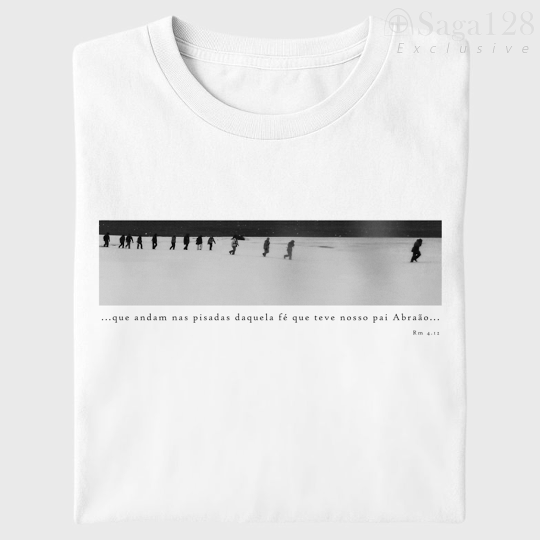 Camiseta cristã Romanos 4.12 branca com estampa black&white sobre fé, coragem e direção | Linha Exclusive