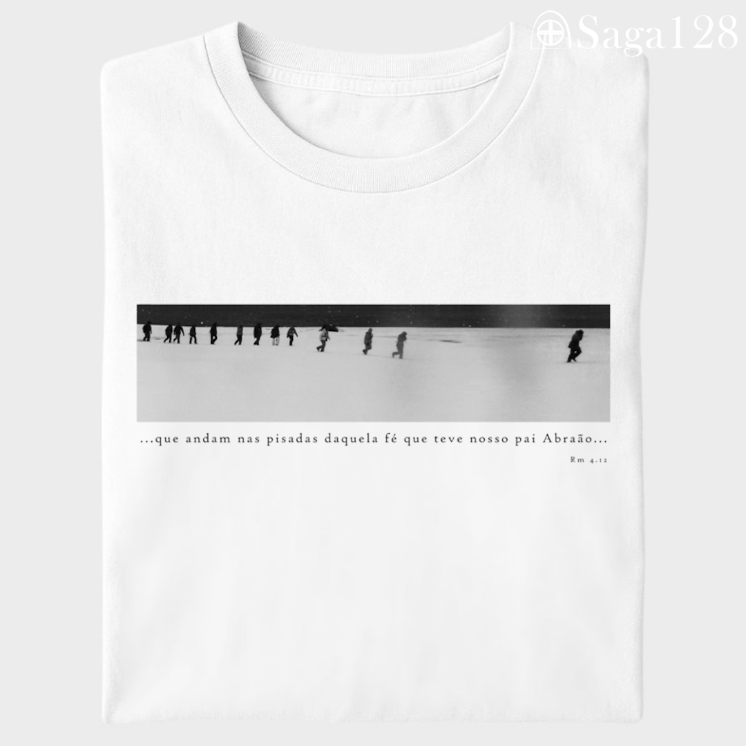 Camiseta cristã Romanos 4.12 branca com estampa em preto e branco sobre fé, liderança e coragem