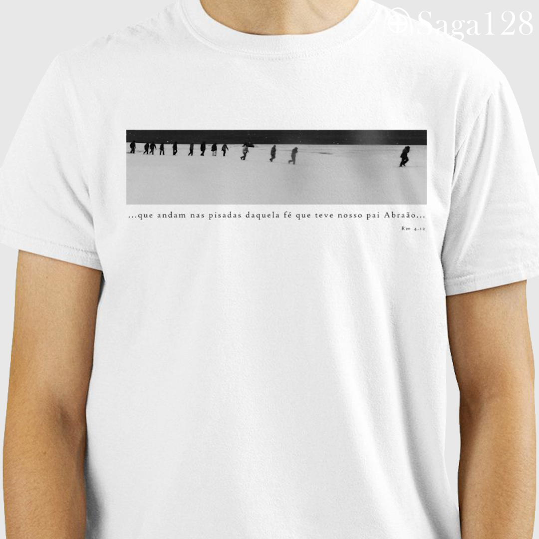 Homem com camiseta cristã Romanos 4.12 branca com estampa em preto e branco sobre fé, liderança e coragem | Linha Premium