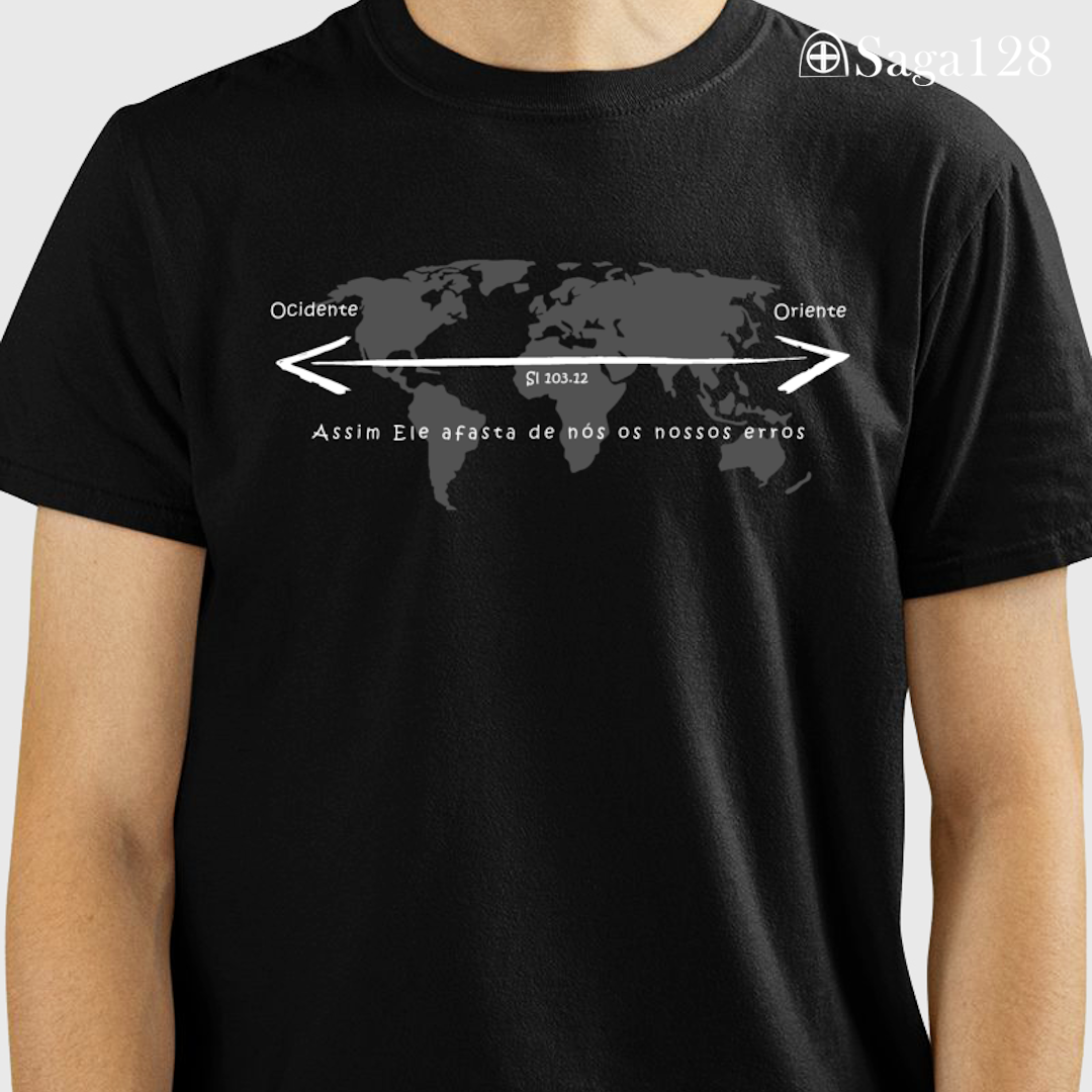 Homem com camiseta cristã masculina preta com estampa de mapa mundi e Salmo 103.12. Visual sóbrio e mensagem de perdão e transformação.