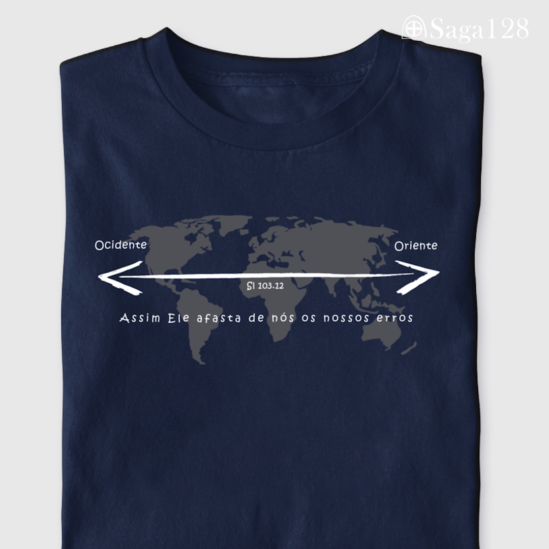 Camiseta cristã masculina azul dobrada com estampa de mapa mundi e Salmo 103.12. Visual sóbrio e mensagem de perdão e transformação.