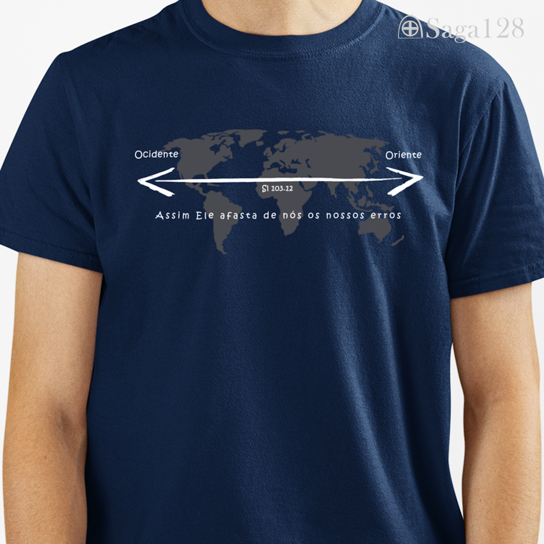 Homem com camiseta cristã masculina azul com estampa de mapa mundi e Salmo 103.12. Visual sóbrio e mensagem de perdão e transformação.