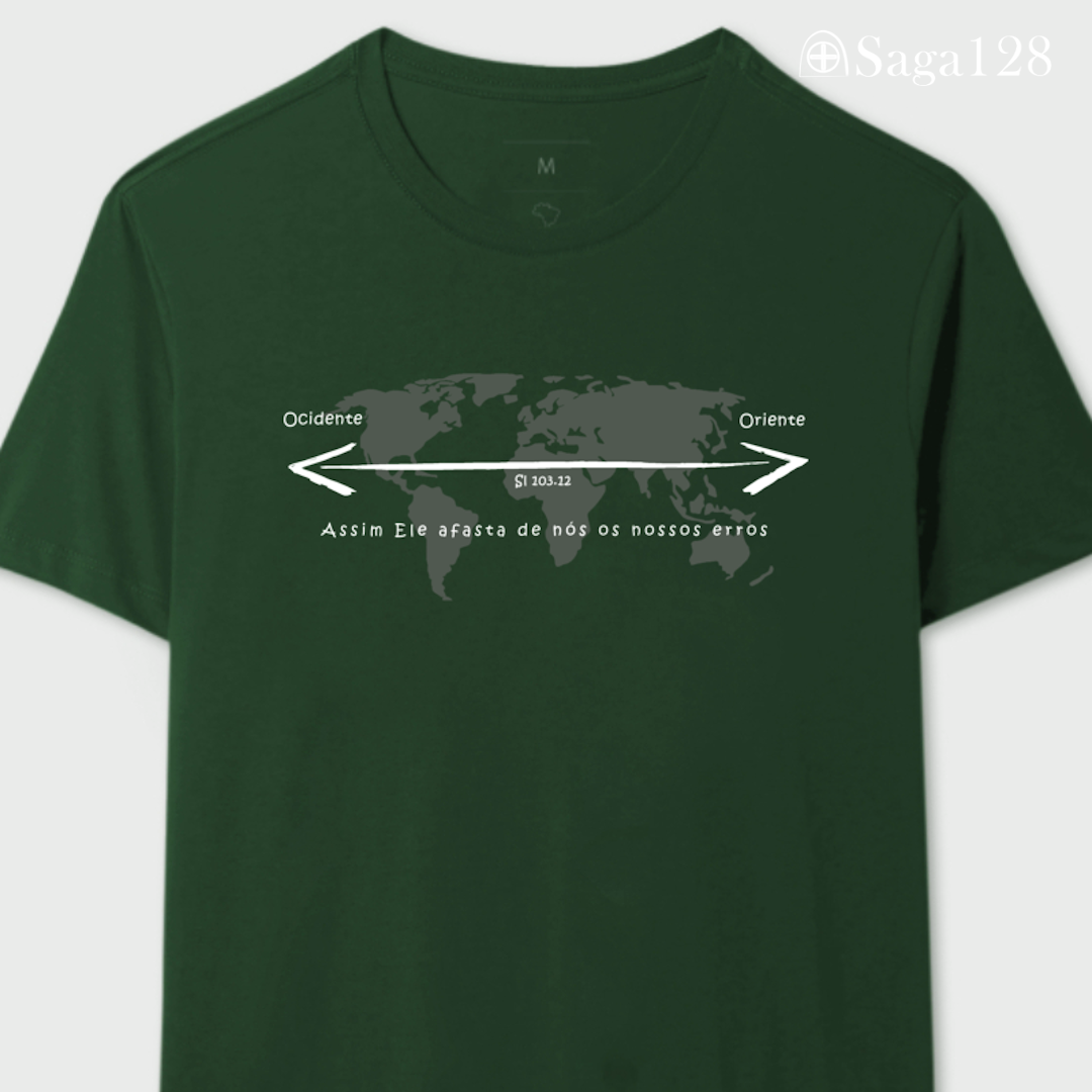 Camiseta cristã masculina verde com estampa de mapa mundi e Salmo 103.12. Visual sóbrio e mensagem de perdão e transformação.