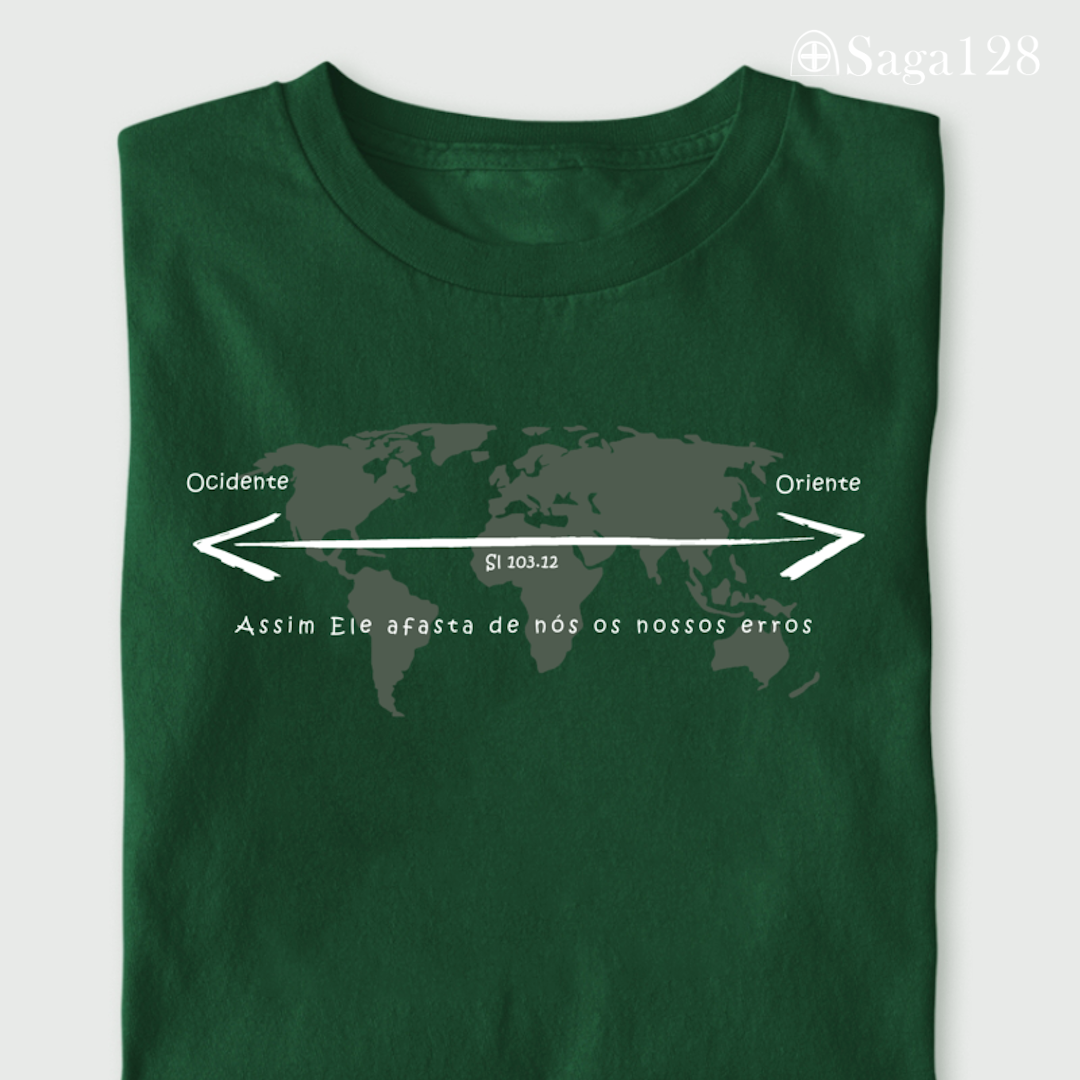 Camiseta cristã masculina verde dobrada com estampa de mapa mundi e Salmo 103.12. Visual sóbrio e mensagem de perdão e transformação.