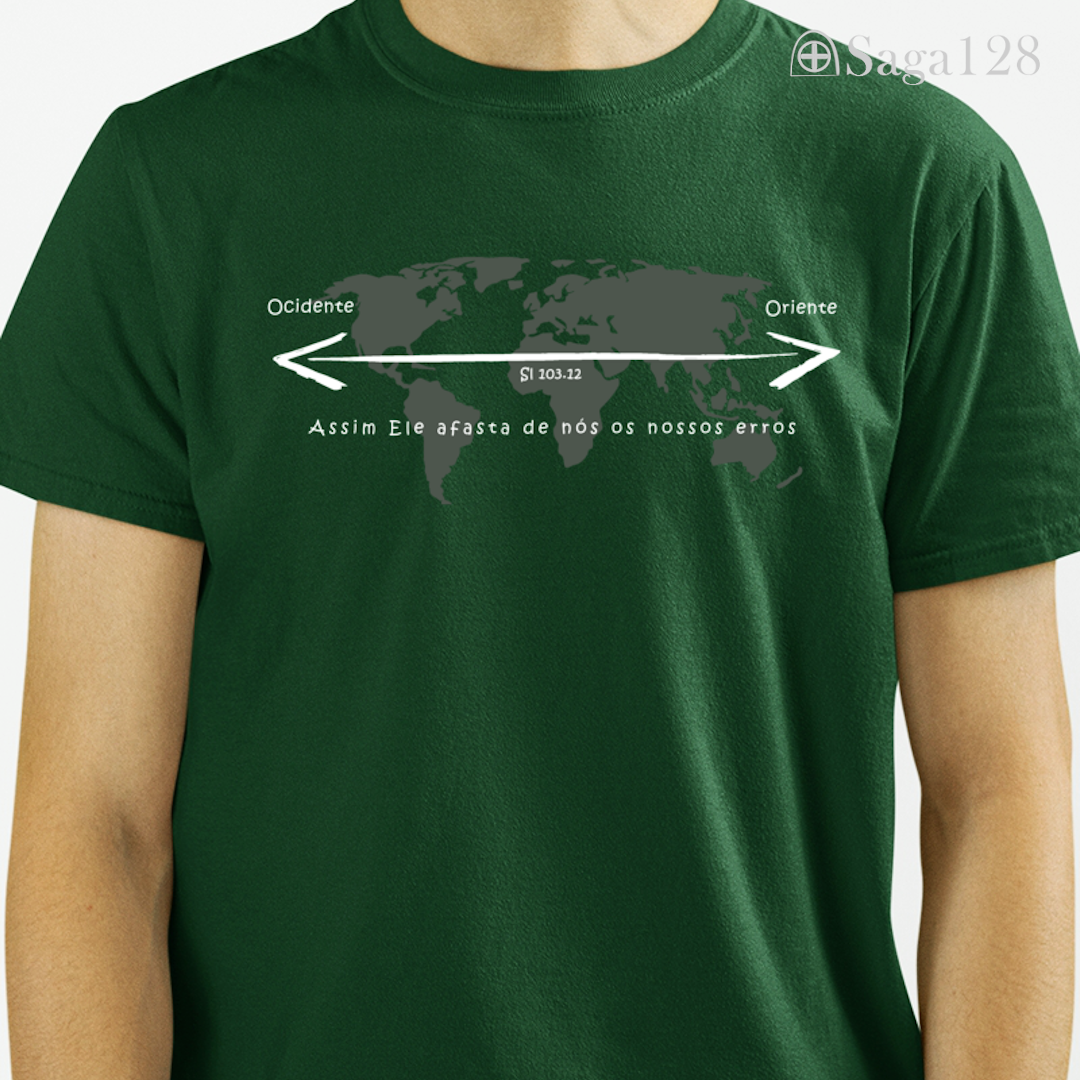 Homem com camiseta cristã masculina verde com estampa de mapa mundi e Salmo 103.12. Visual sóbrio e mensagem de perdão e transformação.