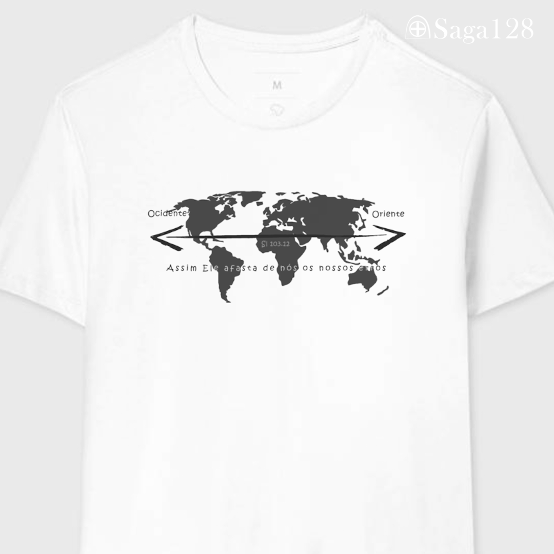 Camiseta cristã masculina branca com estampa de mapa mundi e Salmo 103.12. Visual sóbrio e mensagem de perdão e transformação.