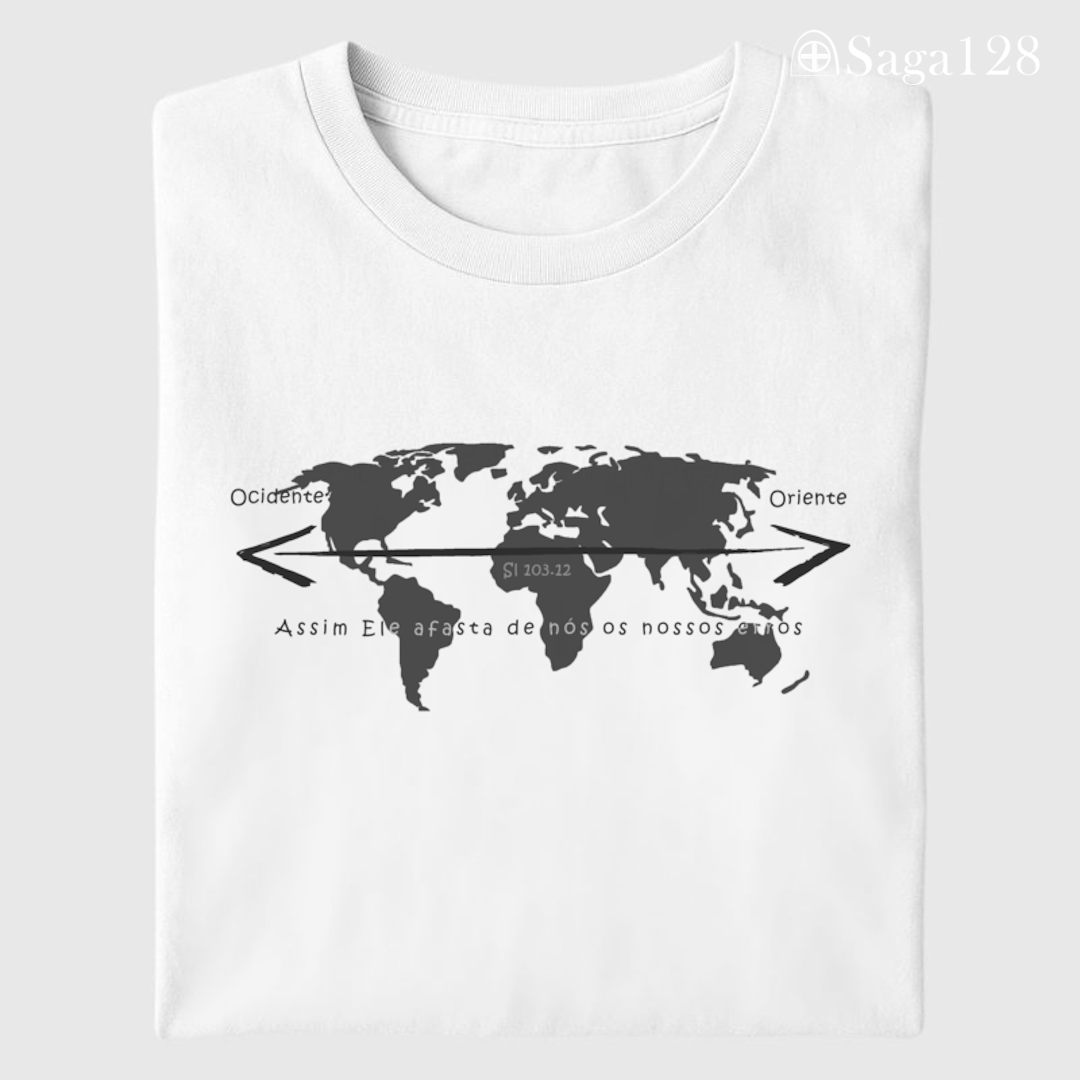 Camiseta cristã masculina branca dobrada com estampa de mapa mundi e Salmo 103.12. Visual sóbrio e mensagem de perdão e transformação.