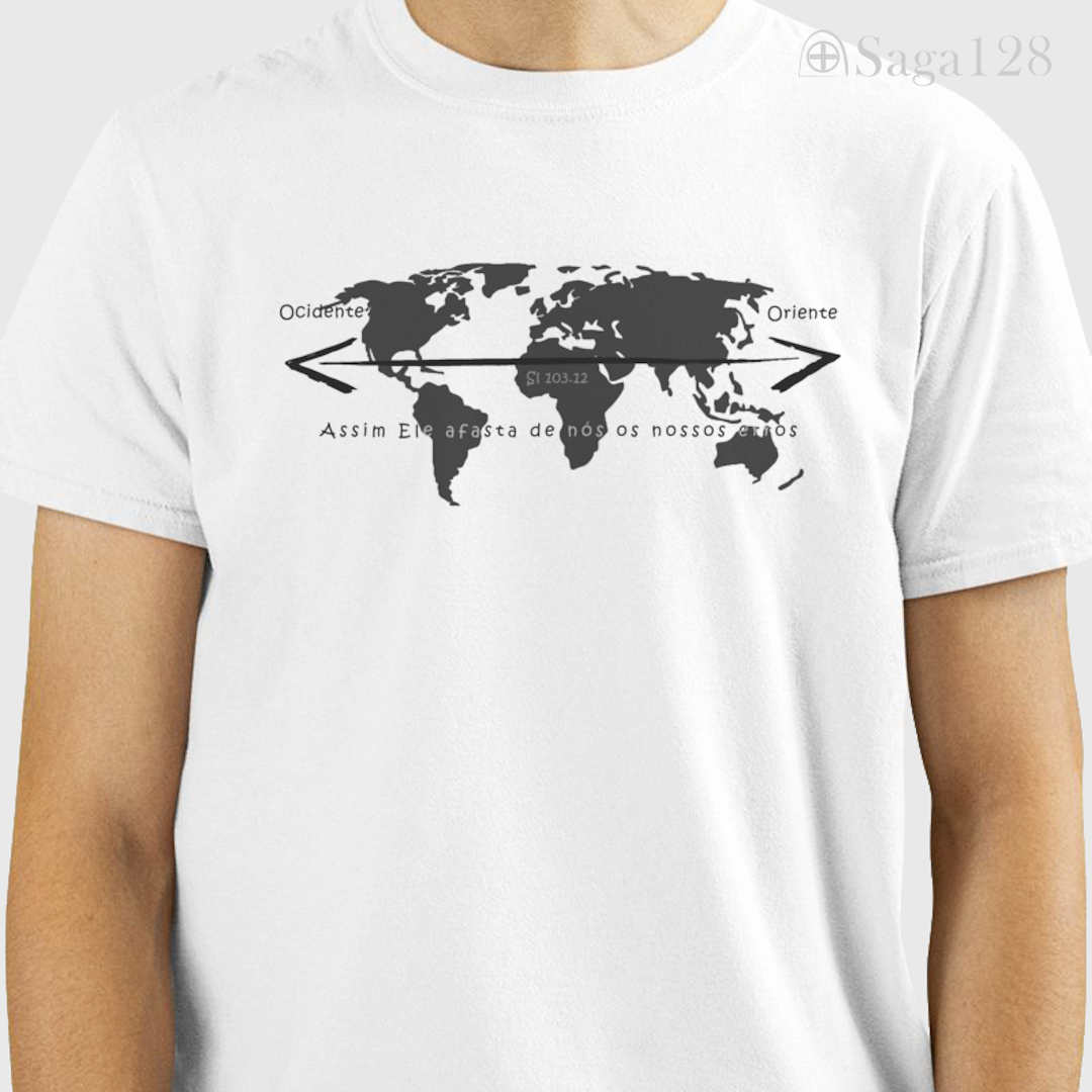 Homem com camiseta cristã masculina branca com estampa de mapa mundi e Salmo 103.12. Visual sóbrio e mensagem de perdão e transformação.