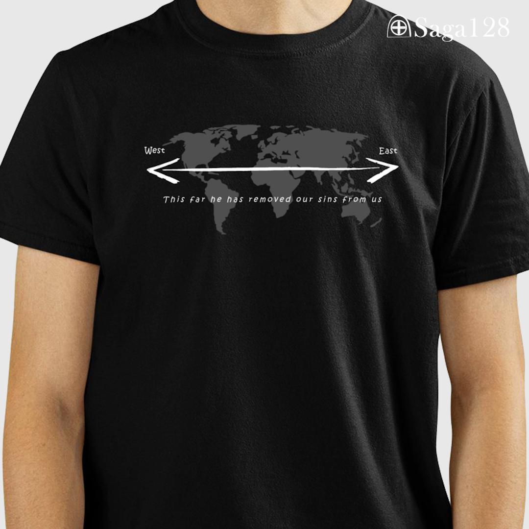 Homem com camiseta missionária preta Salmo 103:12 em inglês – edição especial com algodão premium.
